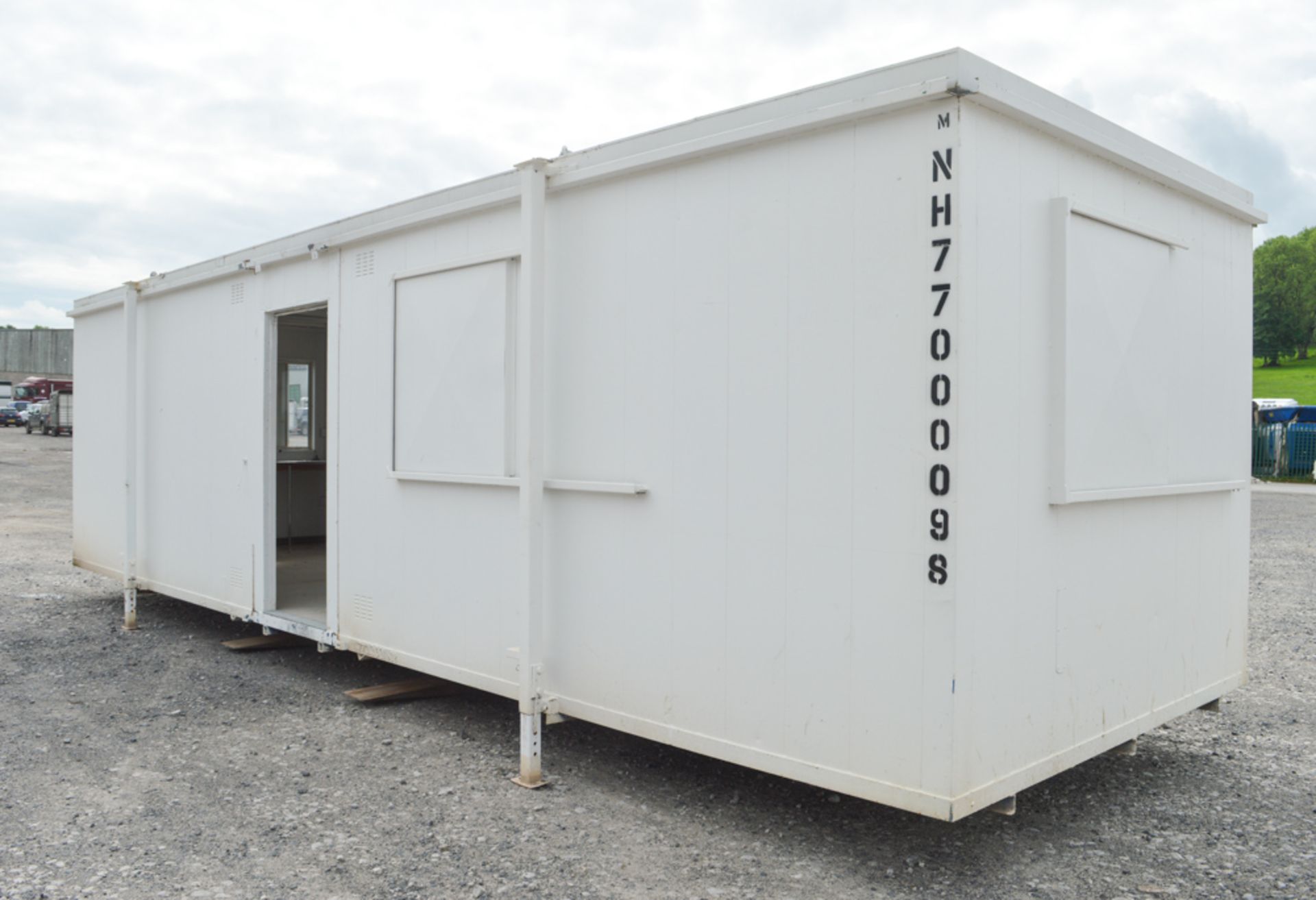 32 ft x 10 ft steel anti vandal jack leg site office unit ** No doors ** NH77000098 - Image 3 of 6