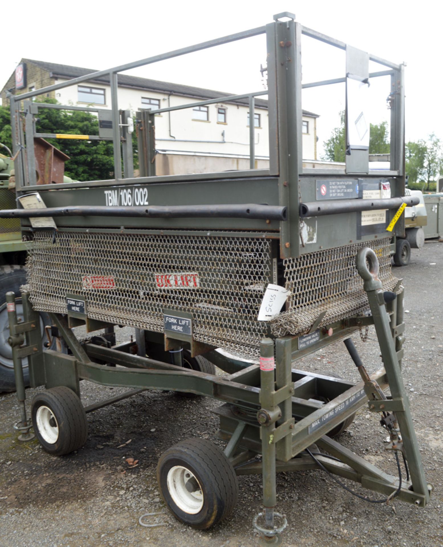 UK Lift manual hydraulic site tow mobile access platform (Ex MOD) - Image 2 of 5