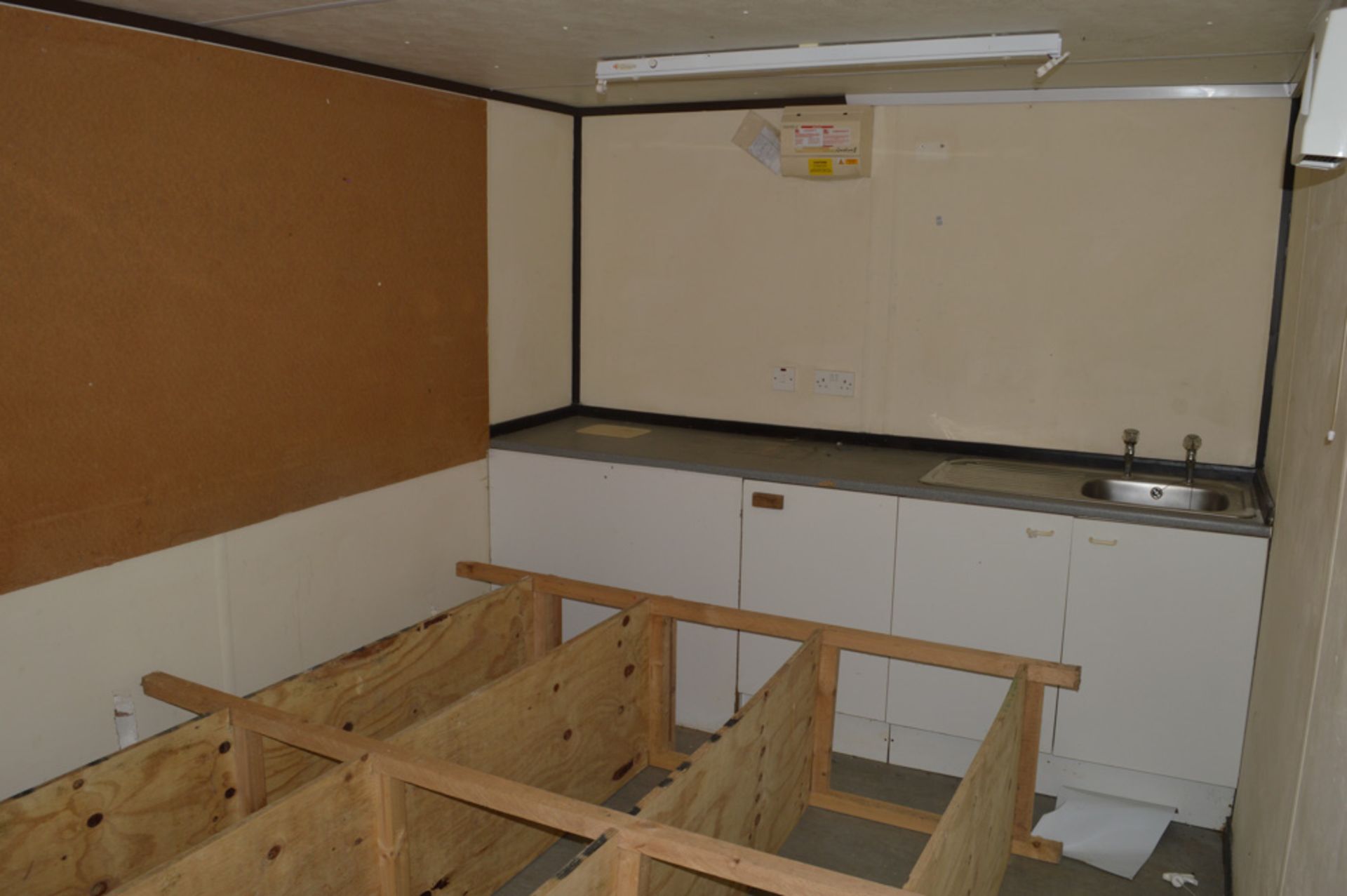21 ft x 9 ft steel anti vandal site welfare unit comprising of canteen, toilet & generator room c/ - Image 5 of 6
