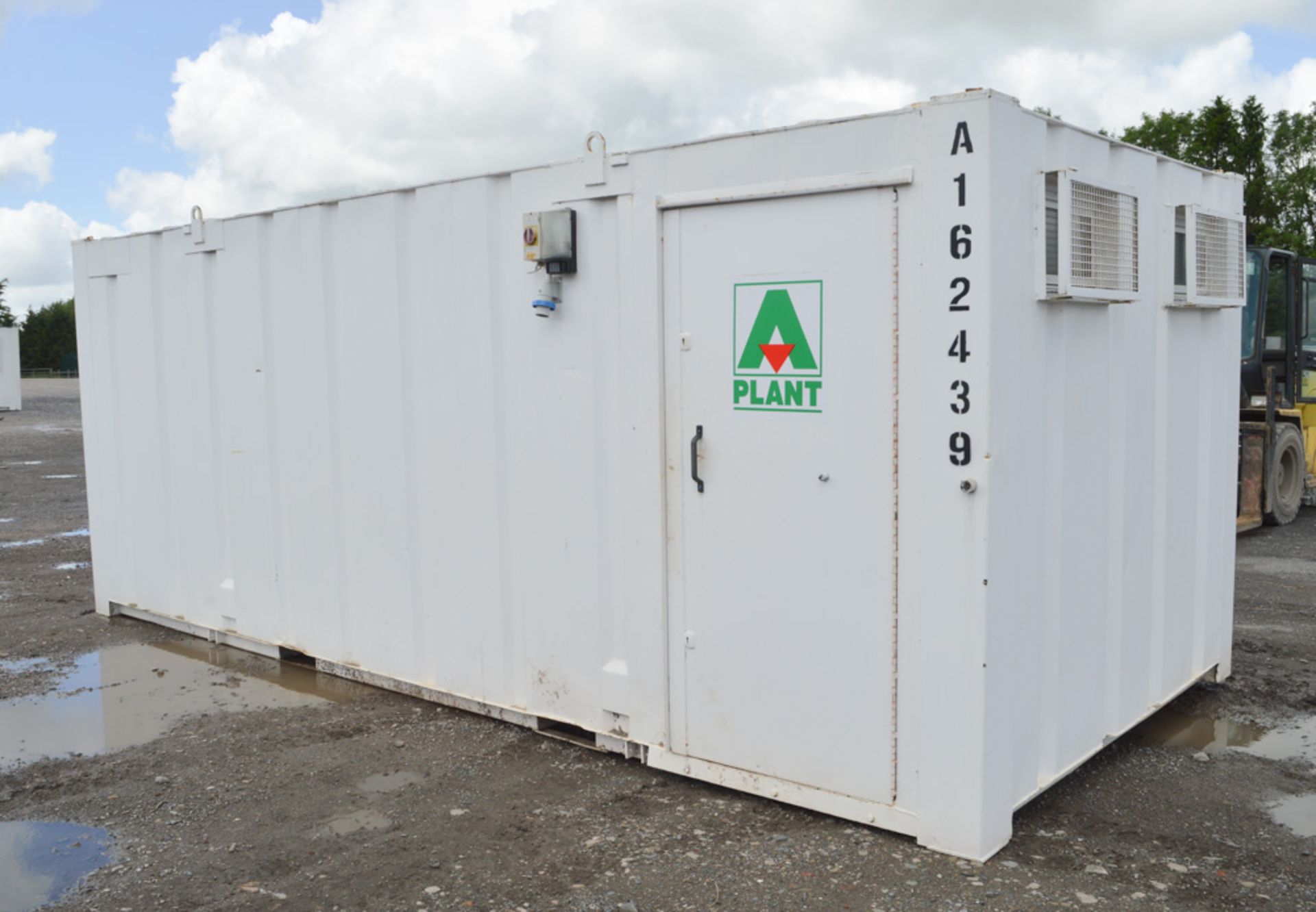 21ft x 9ft steel anti vandal site changing/drying room unit c/w keys A162439