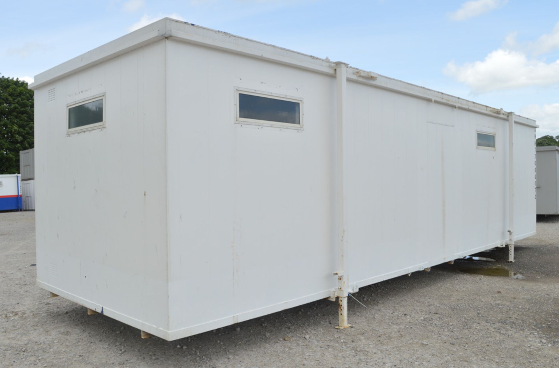 32 ft x 10 ft steel anti vandal jack leg site officedrying room unit c/w keys NH77000072 - Image 4 of 6