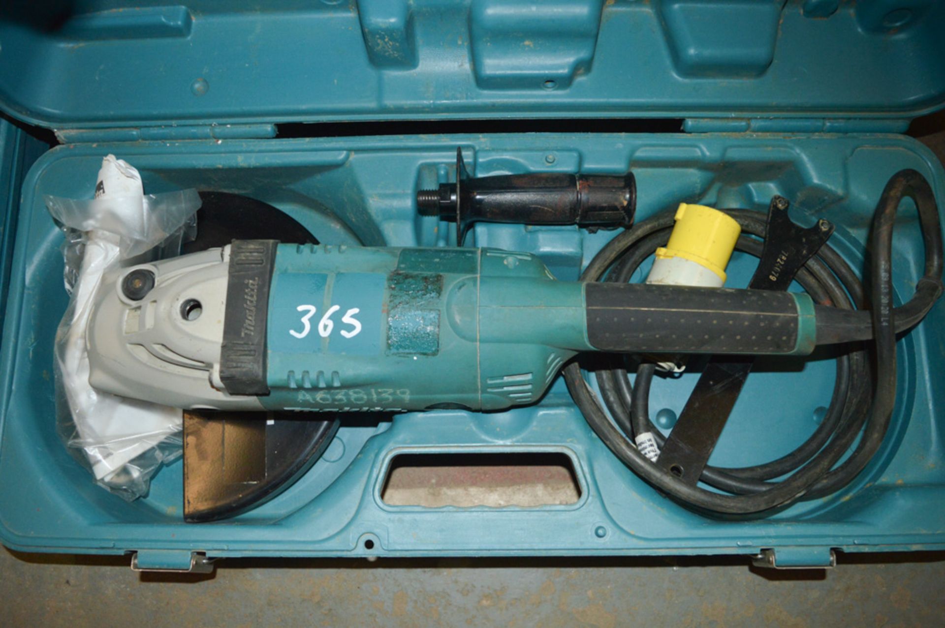 Makita 110v 230mm angle grinder c/w carry case A638139
