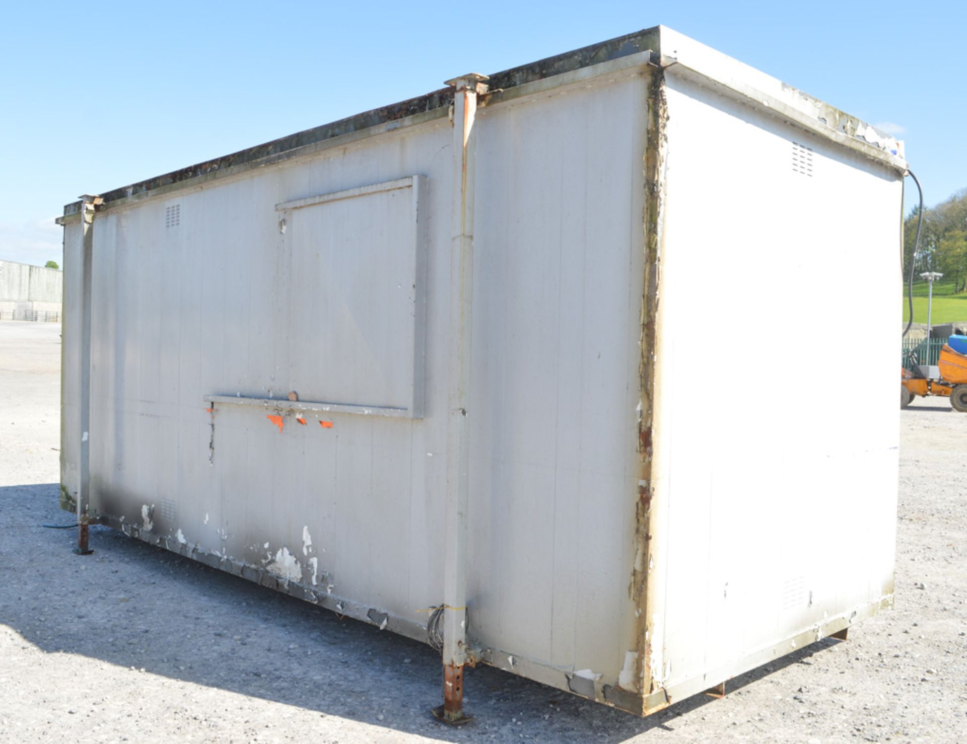 20 ft x 8 ft steel anti vandal jack leg site office unit c/w keys - Image 3 of 6