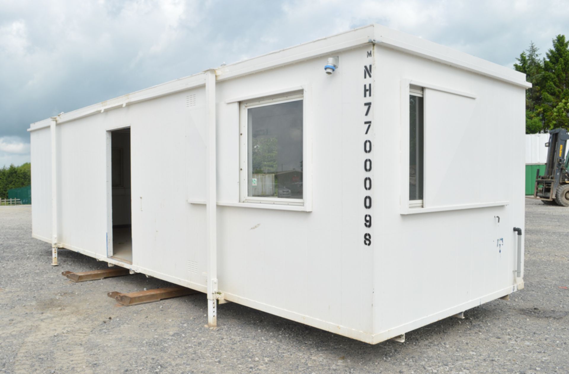 32 ft x 10 ft steel anti vandal jack leg site office unit ** No doors ** NH77000098