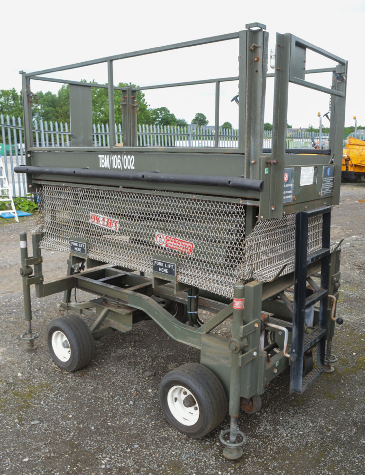 UK Lift manual hydraulic site tow mobile access platform (Ex MOD) - Image 4 of 5