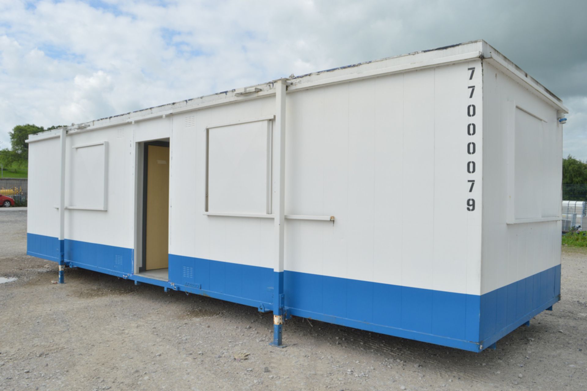 32 ft x 10 ft steel anti vandal jack leg site office unit comprising of: 2 offices & lobby c/w - Image 2 of 7