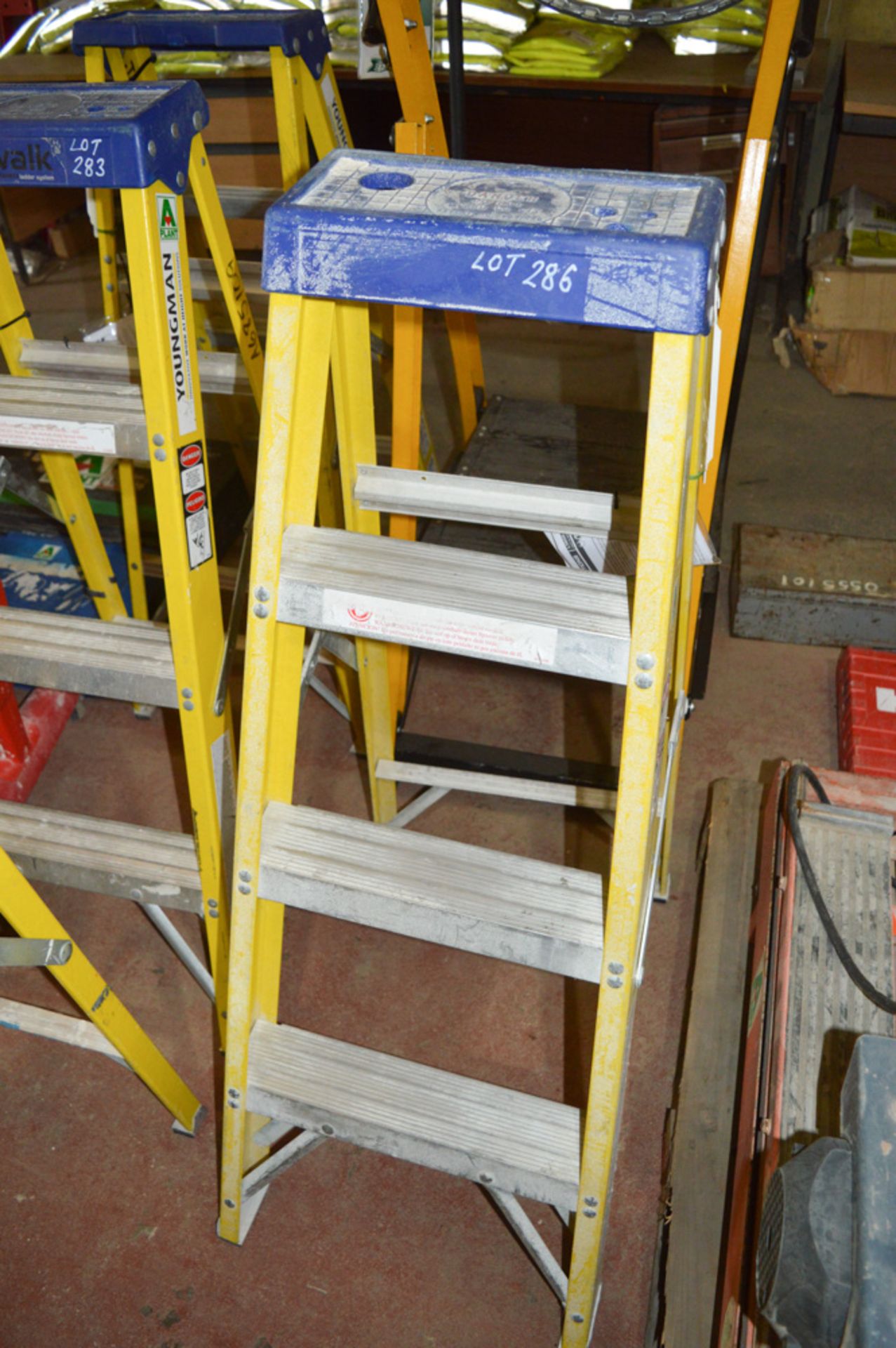 Youngman 3 tread fibreglass/aluminium step ladder A679360