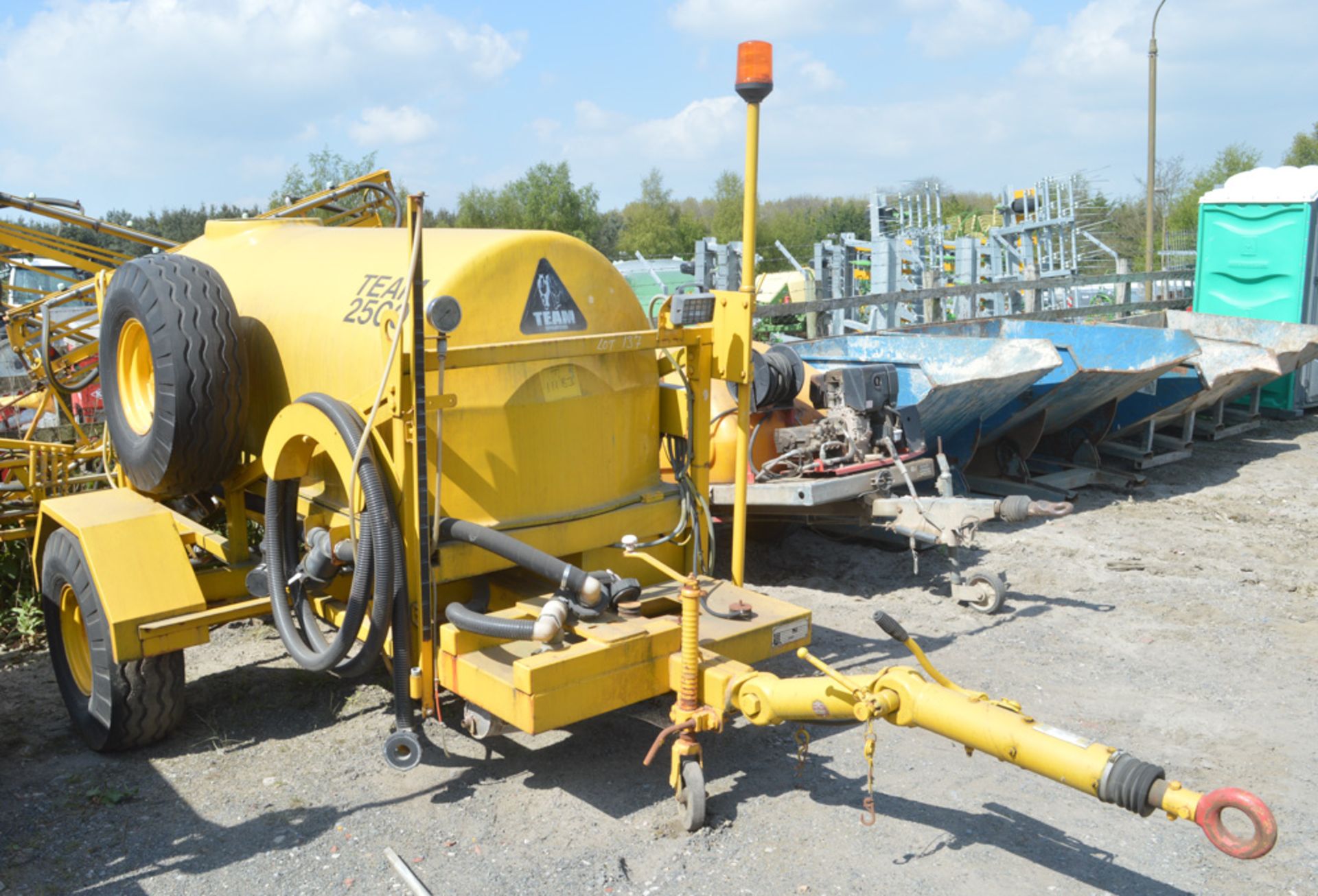 Team 2500 litre boom sprayer (ex MOD) c/w boom **No engine** - Image 2 of 3