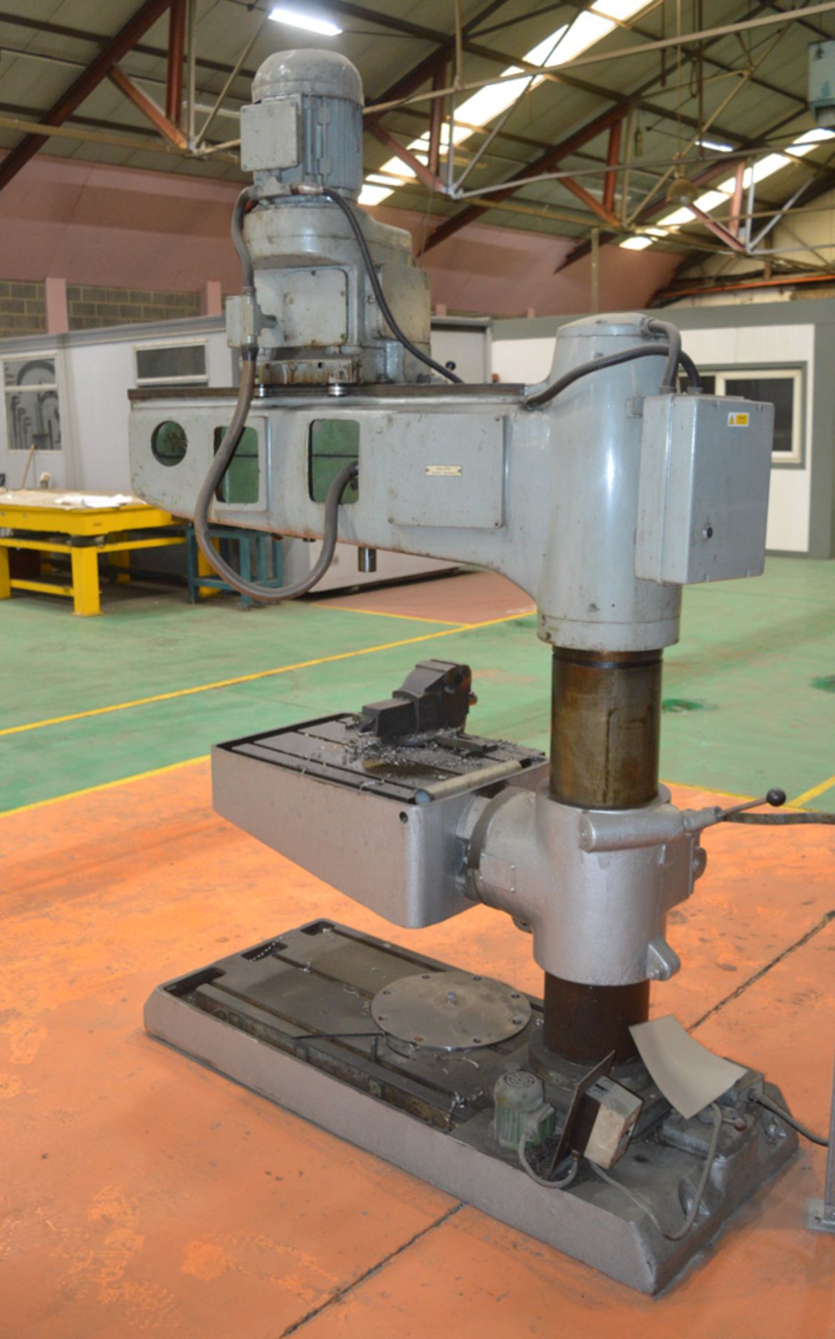 Richmond 600 SR3 radial arm drill c/w 24 inch by 20 inch slotted table & bench vice ** Note to - Image 3 of 5