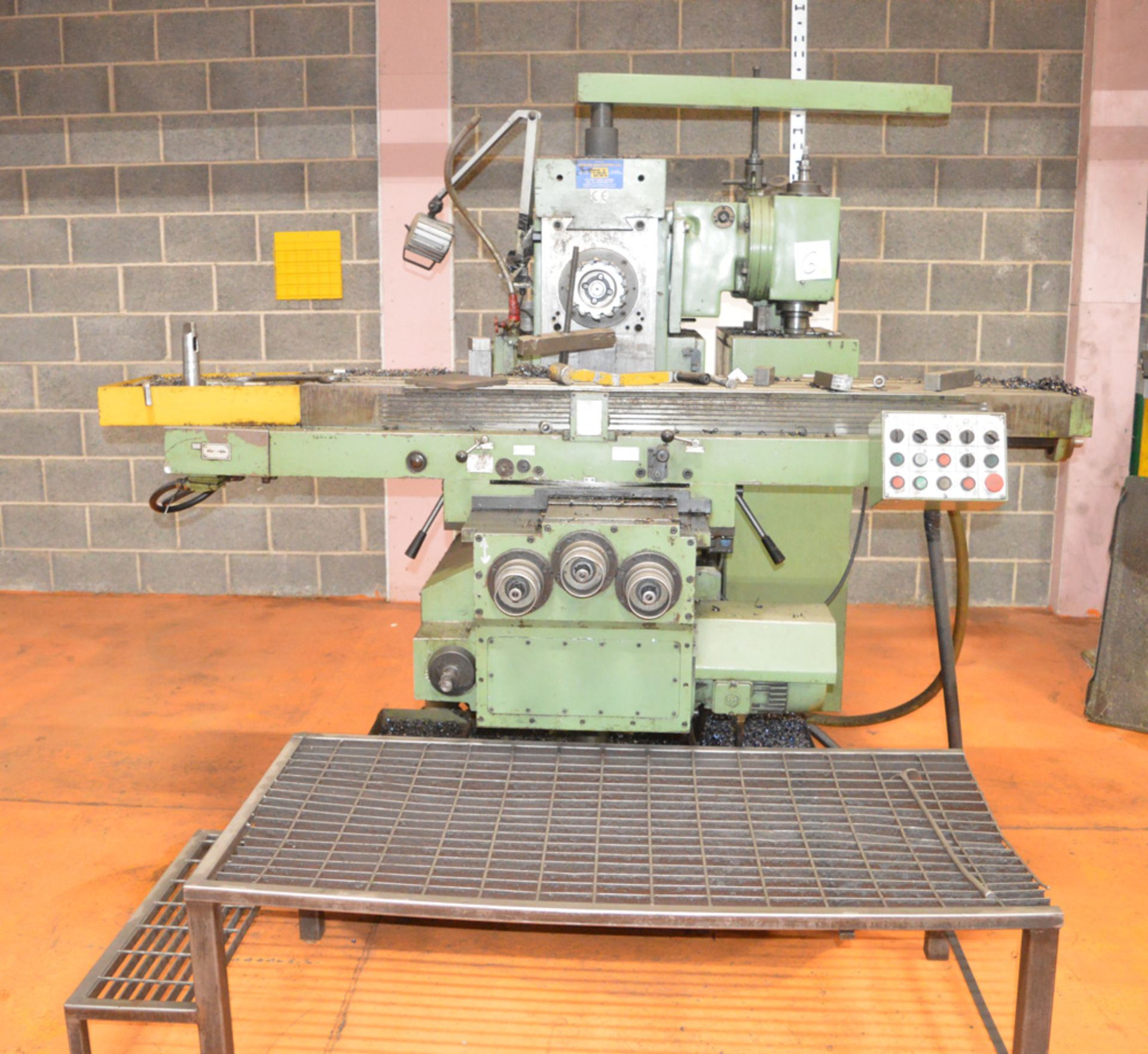 Cigar FU40 XL800 universal milling machine Year: 1997 S/N: SF27/97 c/w 1800mm by 400mm slotted - Image 3 of 8