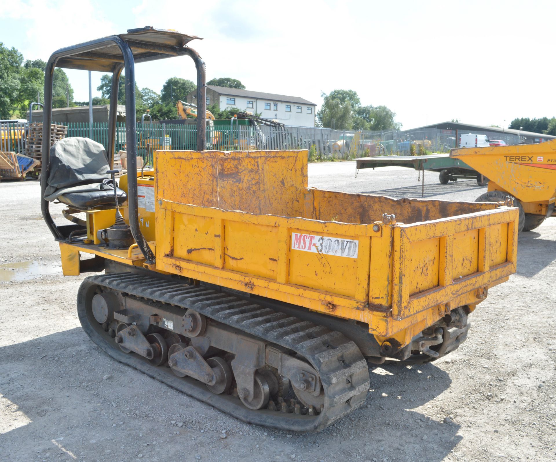 Morooka MST-300 VD rubber tracked straight skip dumper  S/N: 3320 Year: 2001 Recorded hours: 1408 - Image 9 of 9