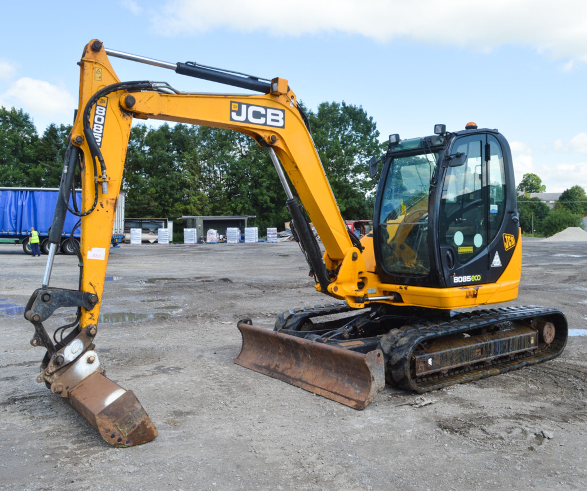 JCB 8085 ZTS 8.5 tonne zero tail swing rubber tracked midi excavator Year: 2011 S/N: 1072156