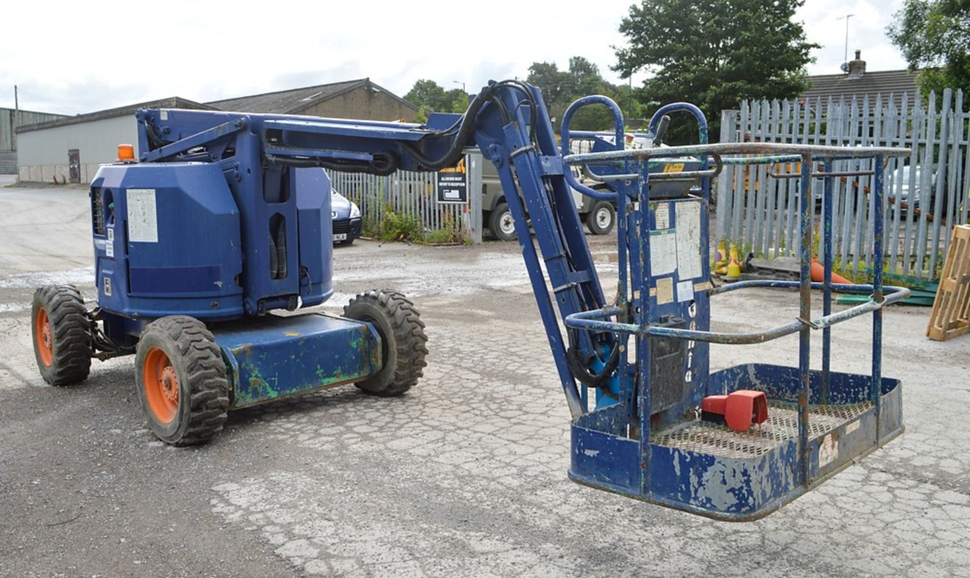 Genie Z-34/22 34 ft diesel/battery electric articulated boom access platform Year: 2000 S/N: 34-
