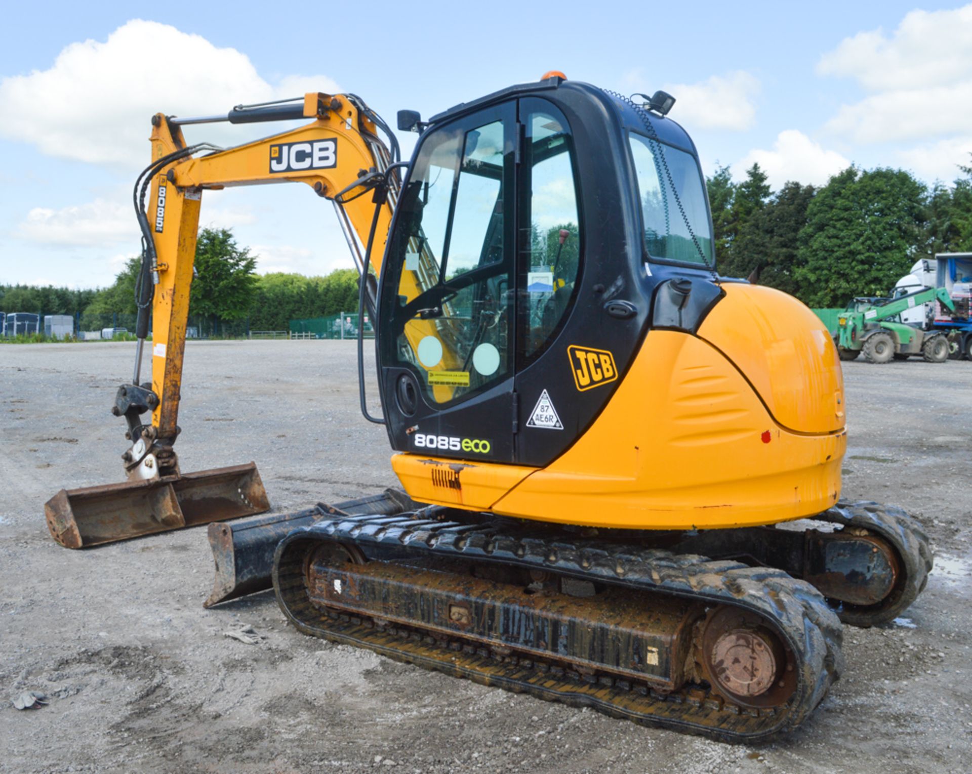 JCB 8085 ZTS 8.5 tonne zero tail swing rubber tracked midi excavator Year: 2011 S/N: 1072156 - Image 2 of 11