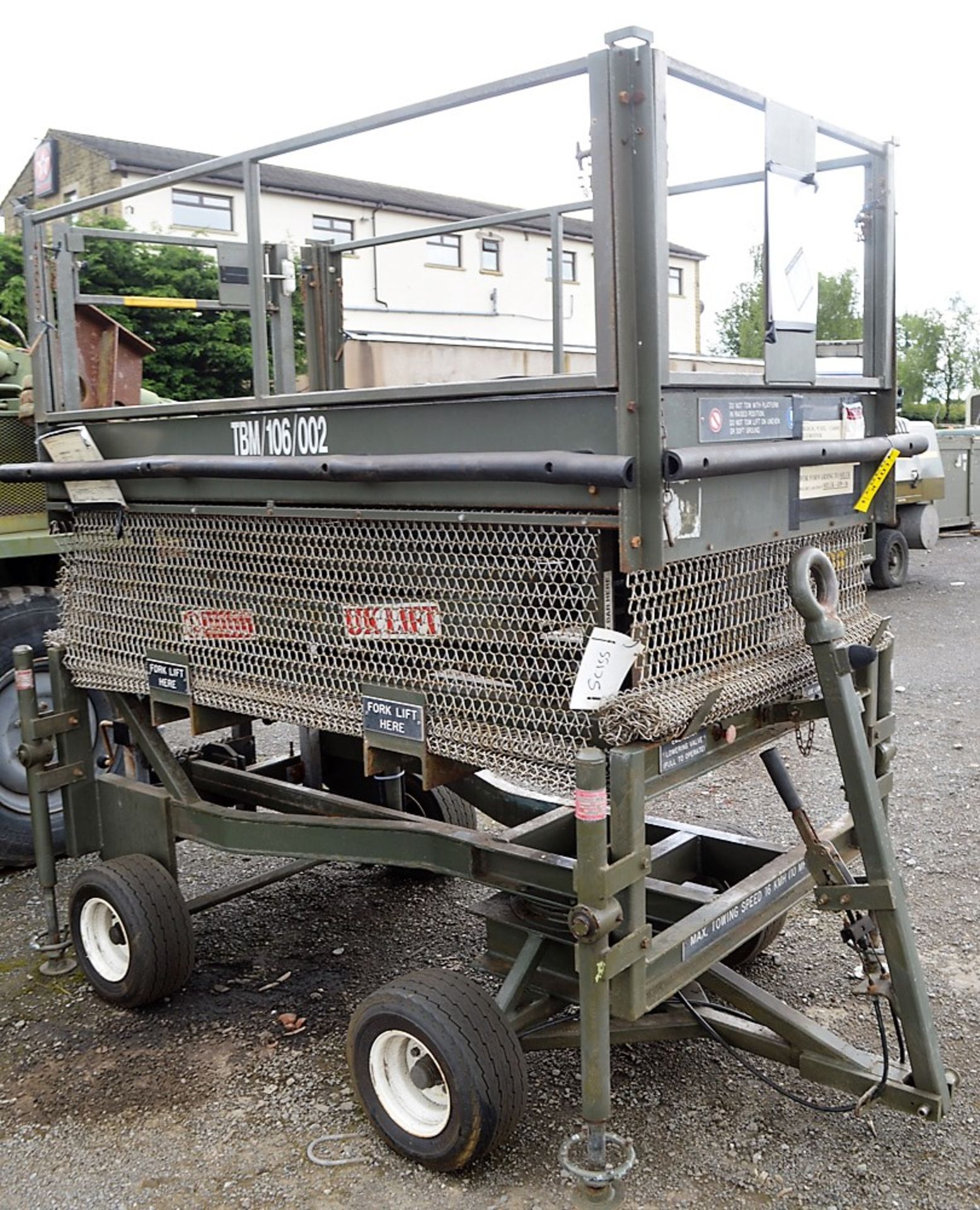 UK Lift manual hydraulic site tow mobile access platform (Ex MOD) - Image 2 of 5