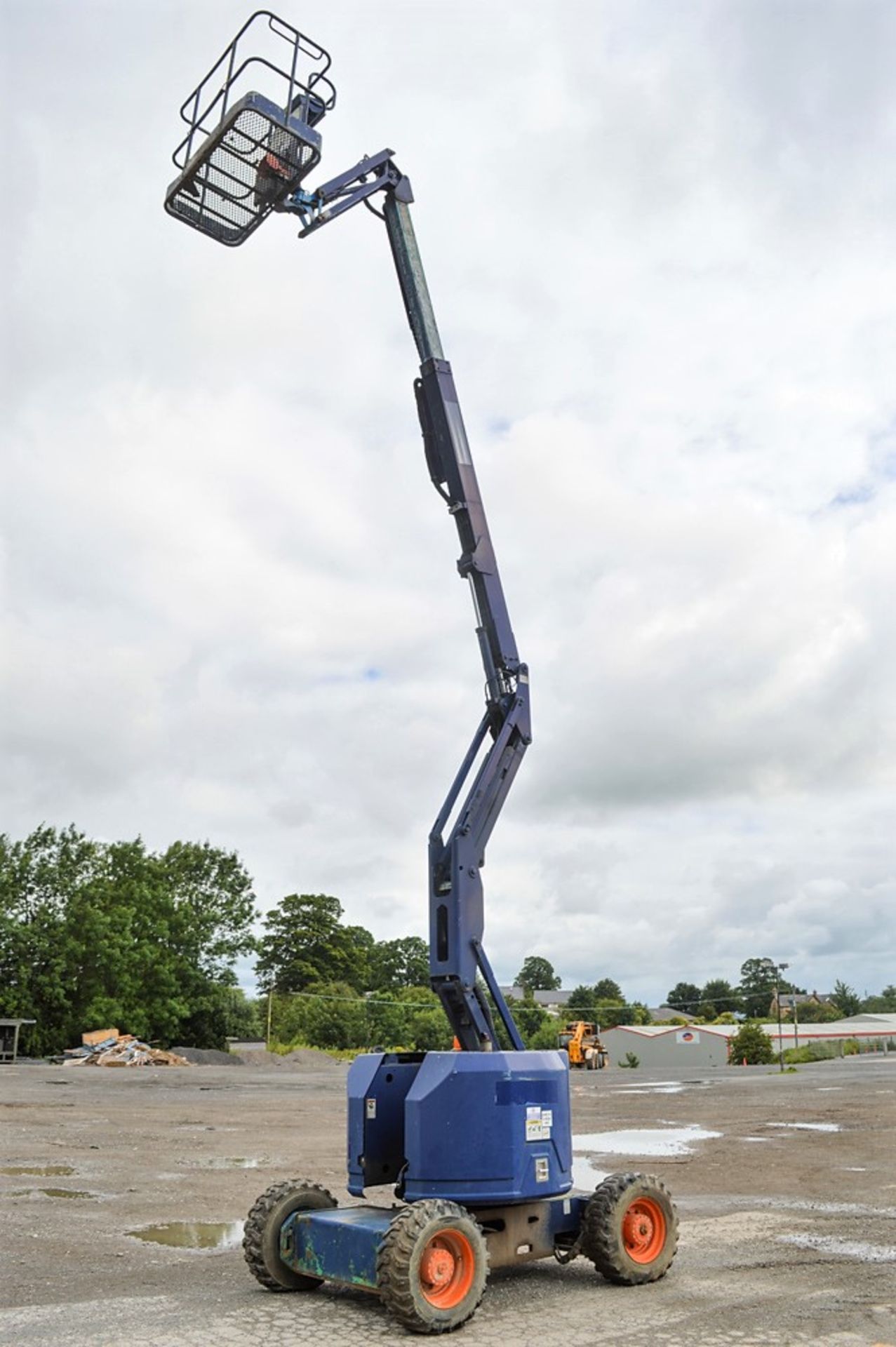 Genie Z-34/22 34 ft diesel/battery electric articulated boom access platform Year: 2000 S/N: 34- - Image 7 of 11