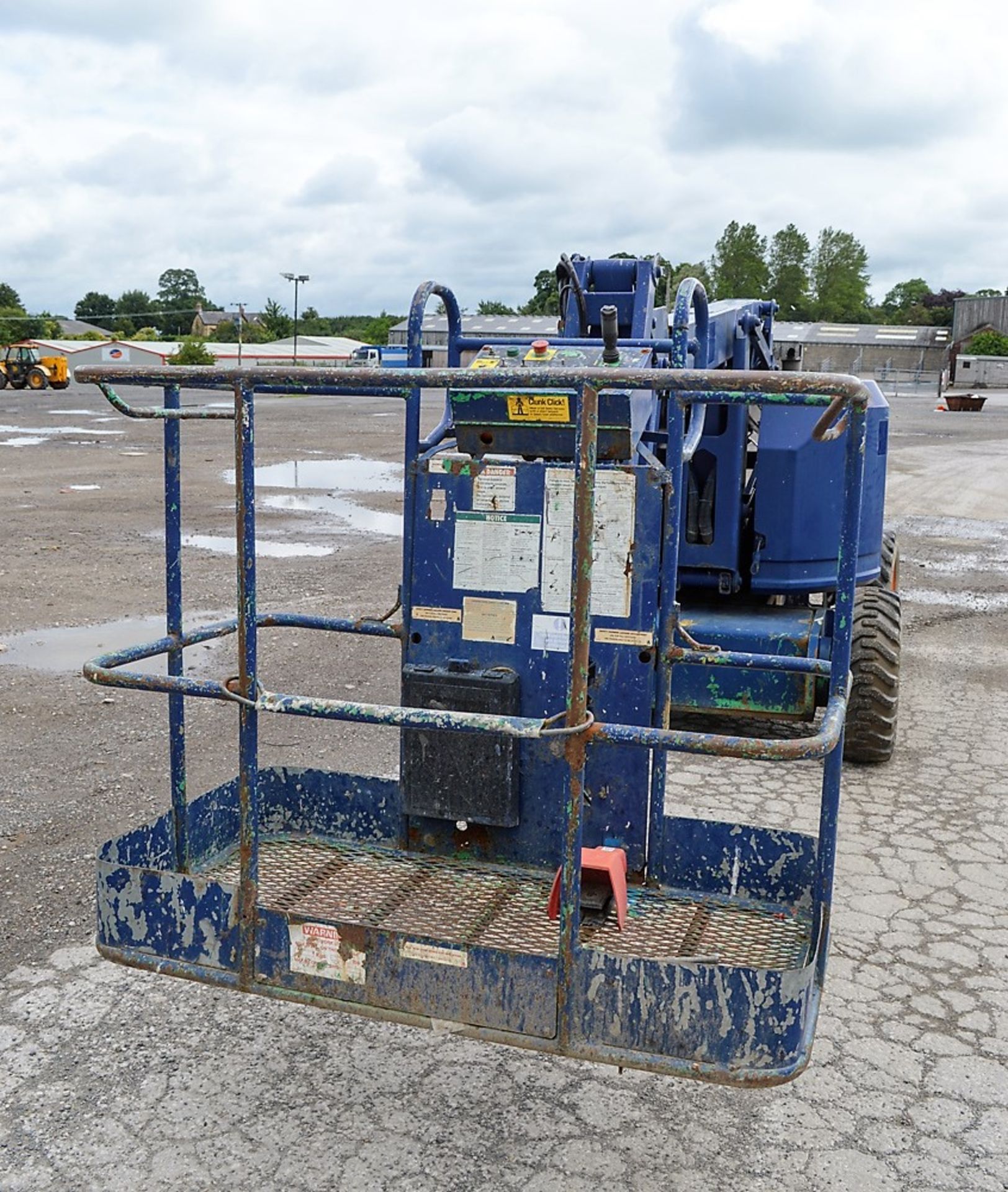 Genie Z-34/22 34 ft diesel/battery electric articulated boom access platform Year: 2000 S/N: 34- - Image 5 of 11