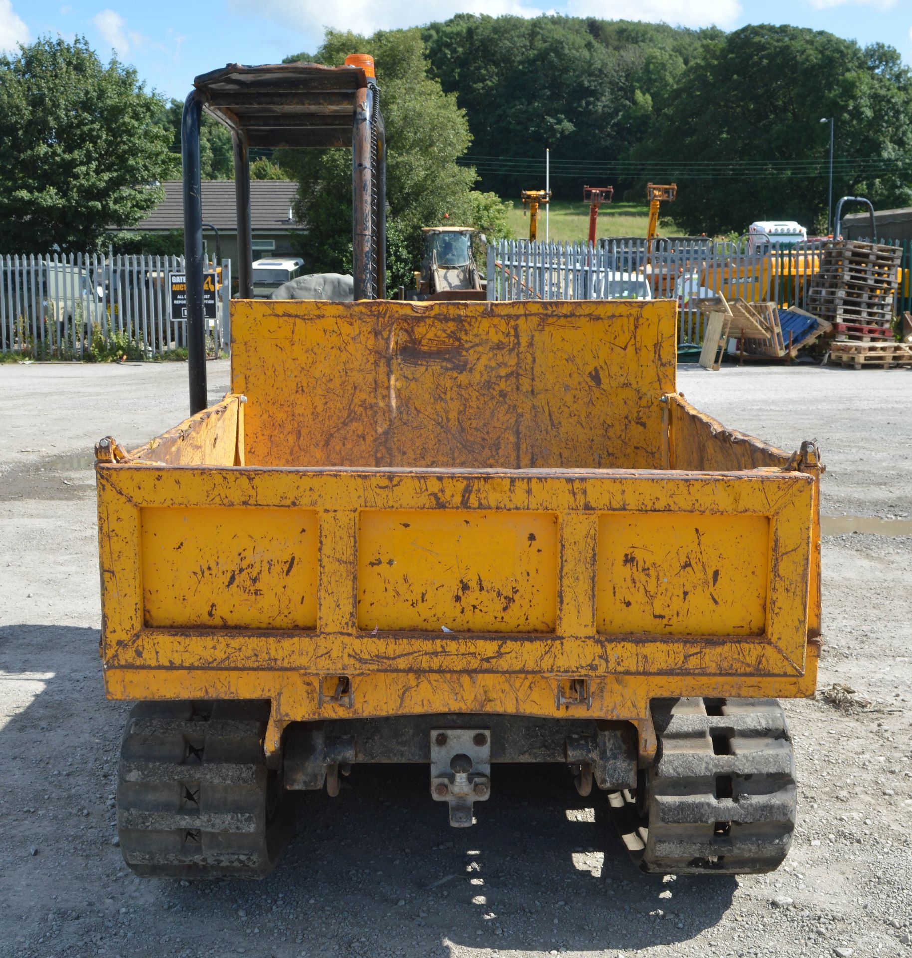Morooka MST-300 VD rubber tracked straight skip dumper  S/N: 3320 Year: 2001 Recorded hours: 1408 - Image 4 of 9