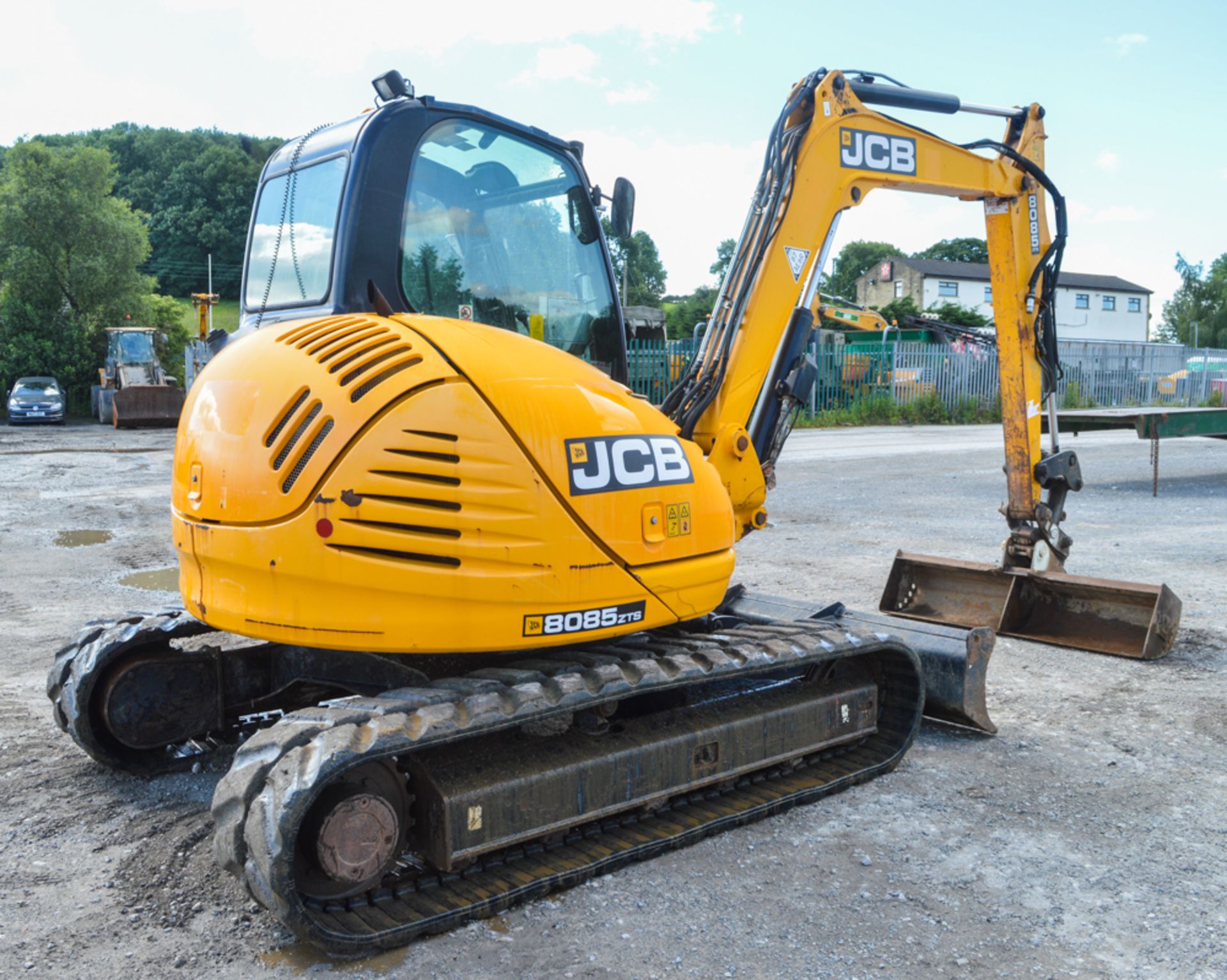 JCB 8085 ZTS 8.5 tonne zero tail swing rubber tracked midi excavator Year: 2011 S/N: 1072156 - Image 3 of 11