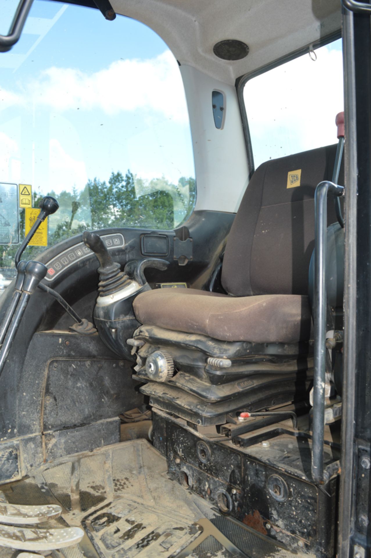 JCB 8085 ZTS 8.5 tonne zero tail swing rubber tracked midi excavator Year: 2011 S/N: 1072156 - Image 11 of 11
