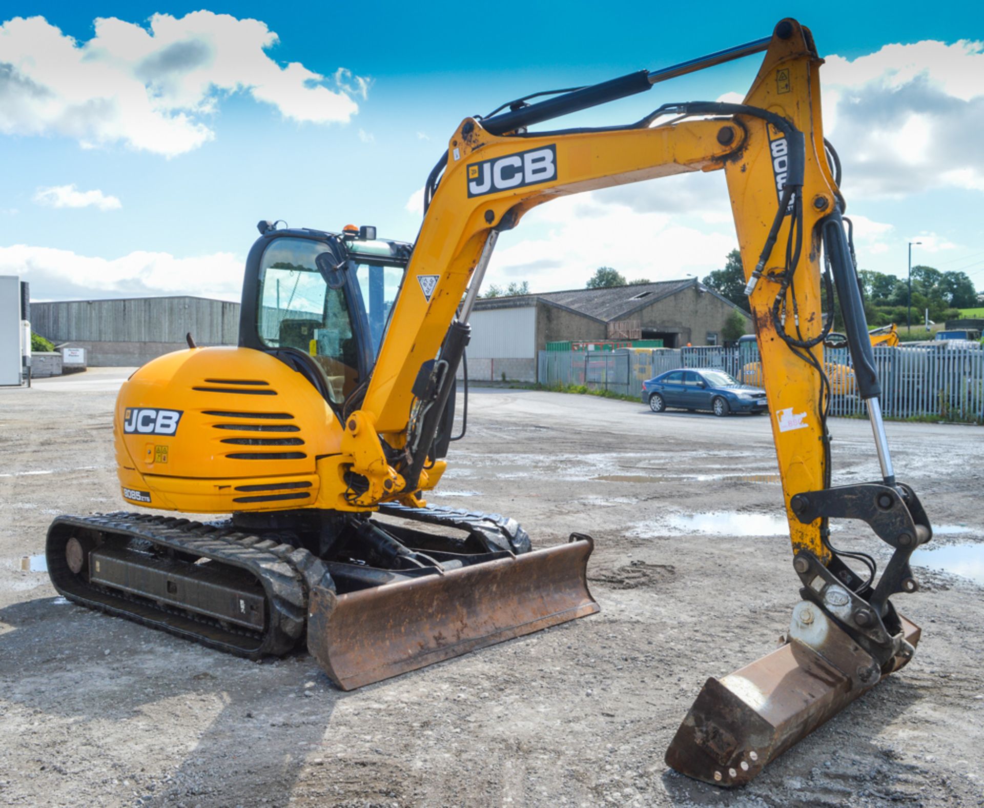 JCB 8085 ZTS 8.5 tonne zero tail swing rubber tracked midi excavator Year: 2011 S/N: 1072156 - Image 4 of 11