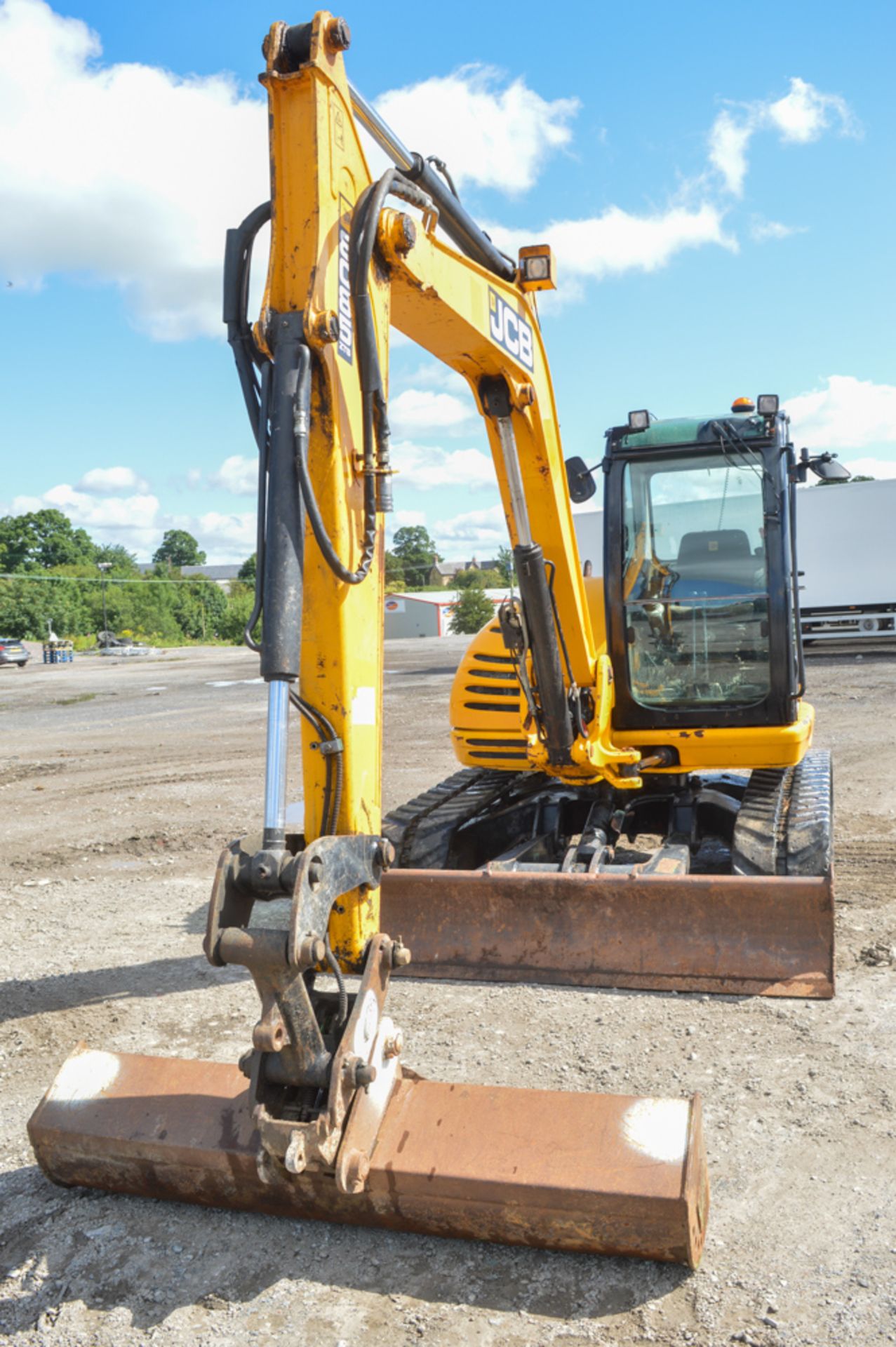 JCB 8085 ZTS 8.5 tonne zero tail swing rubber tracked midi excavator Year: 2011 S/N: 1072156 - Image 5 of 11