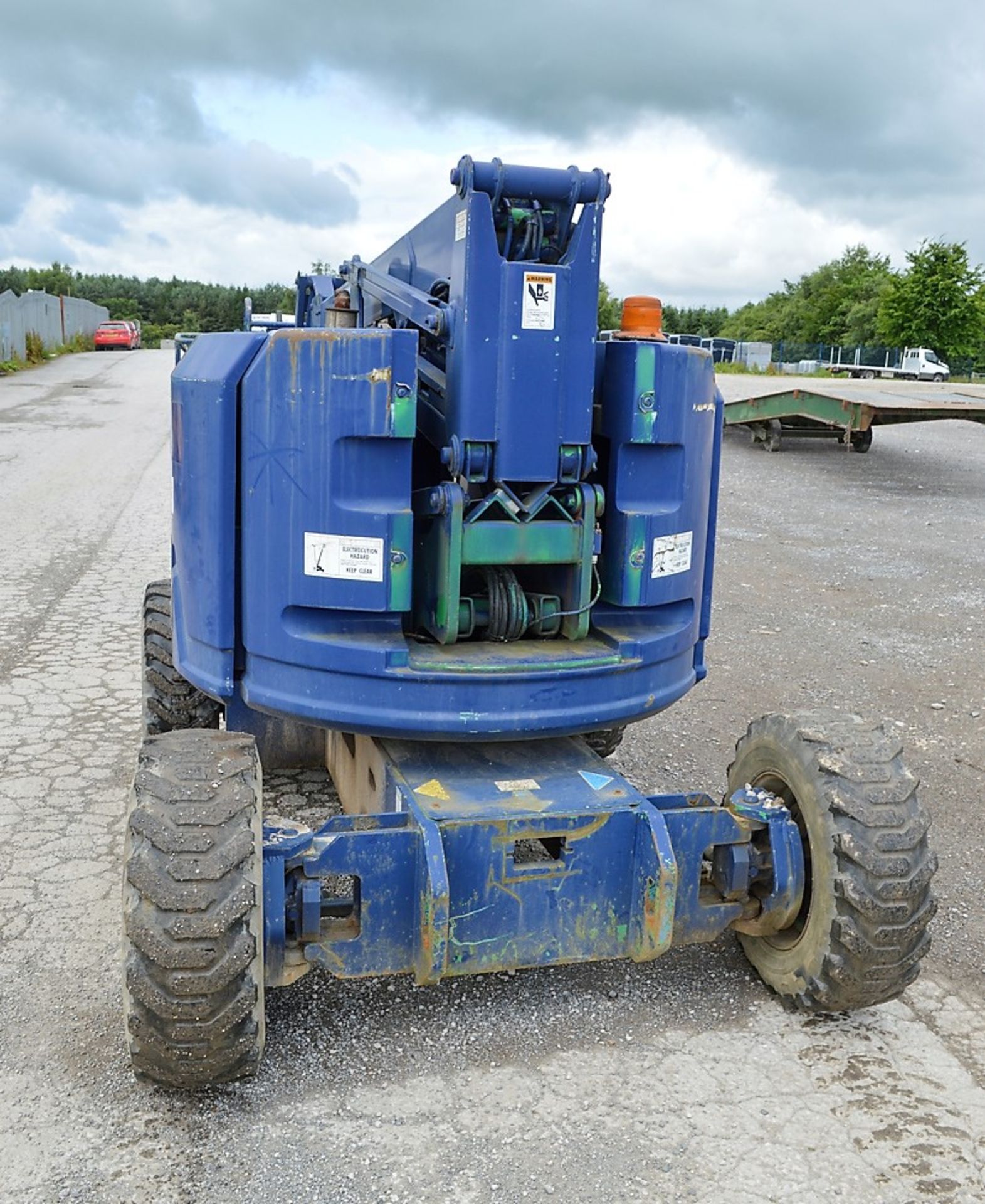 Genie Z-34/22 34 ft diesel/battery electric articulated boom access platform Year: 2000 S/N: 34- - Image 6 of 11