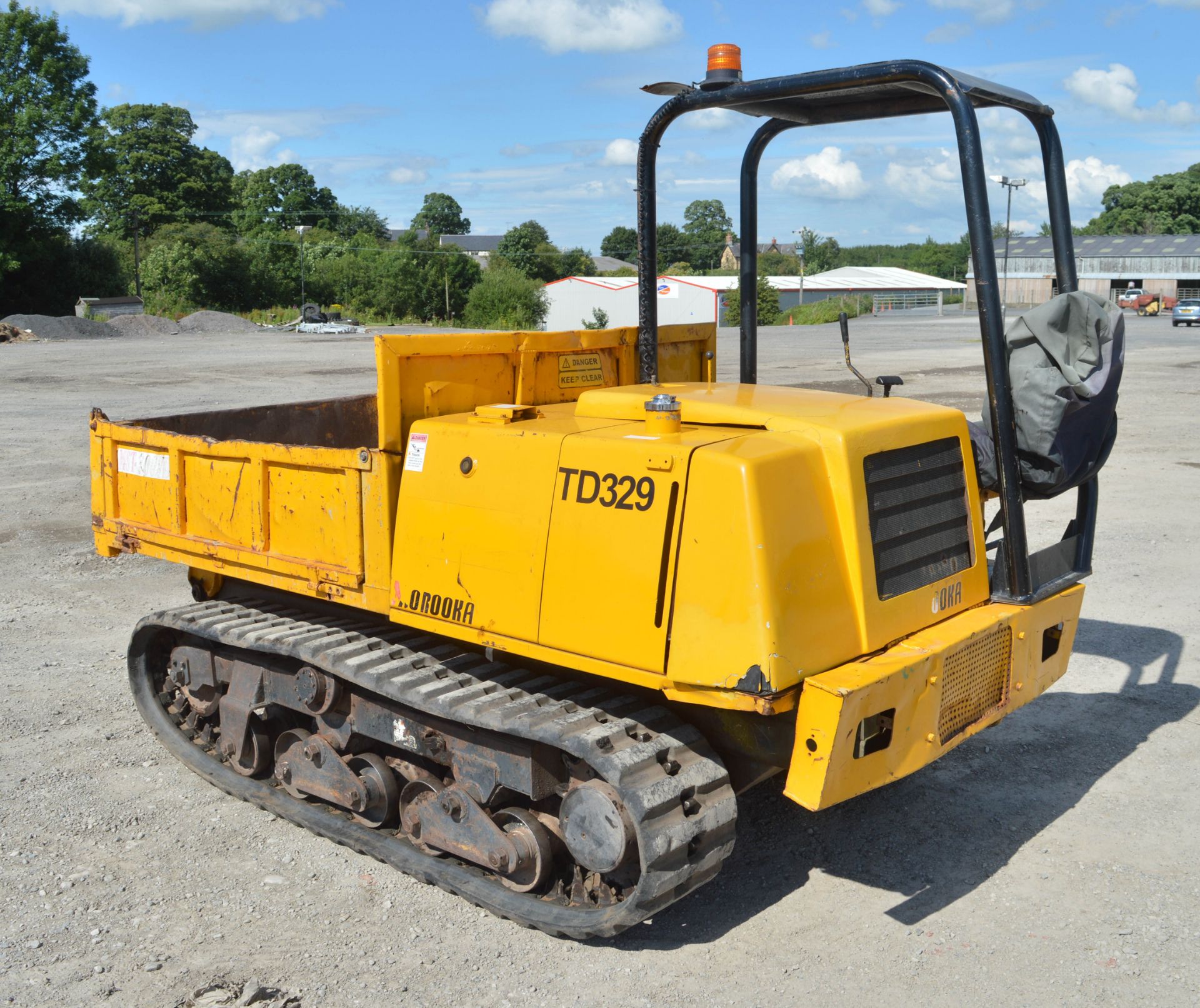 Morooka MST-300 VD rubber tracked straight skip dumper  S/N: 3320 Year: 2001 Recorded hours: 1408 - Image 2 of 9