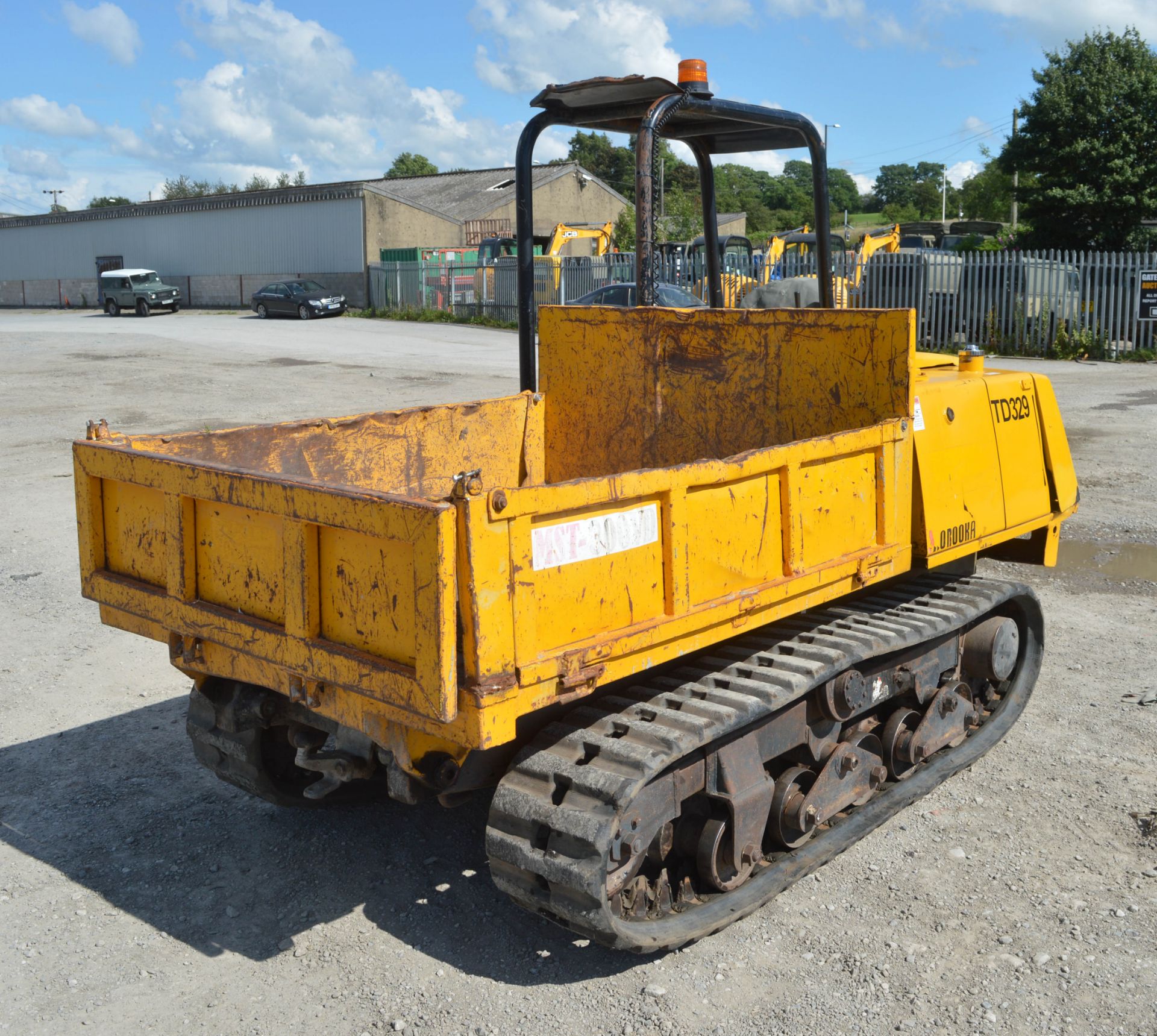 Morooka MST-300 VD rubber tracked straight skip dumper  S/N: 3320 Year: 2001 Recorded hours: 1408 - Image 3 of 9