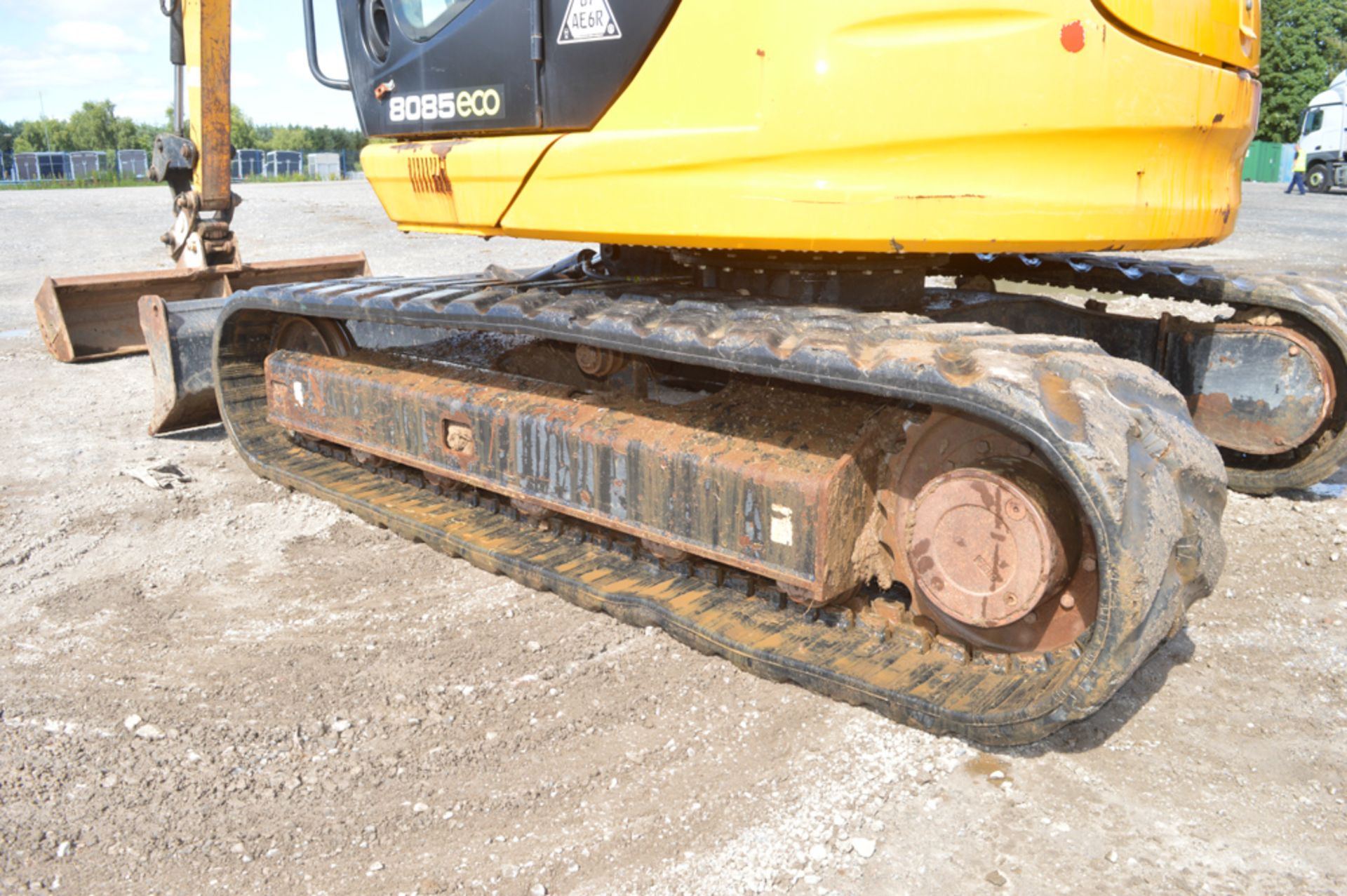 JCB 8085 ZTS 8.5 tonne zero tail swing rubber tracked midi excavator Year: 2011 S/N: 1072156 - Image 7 of 11