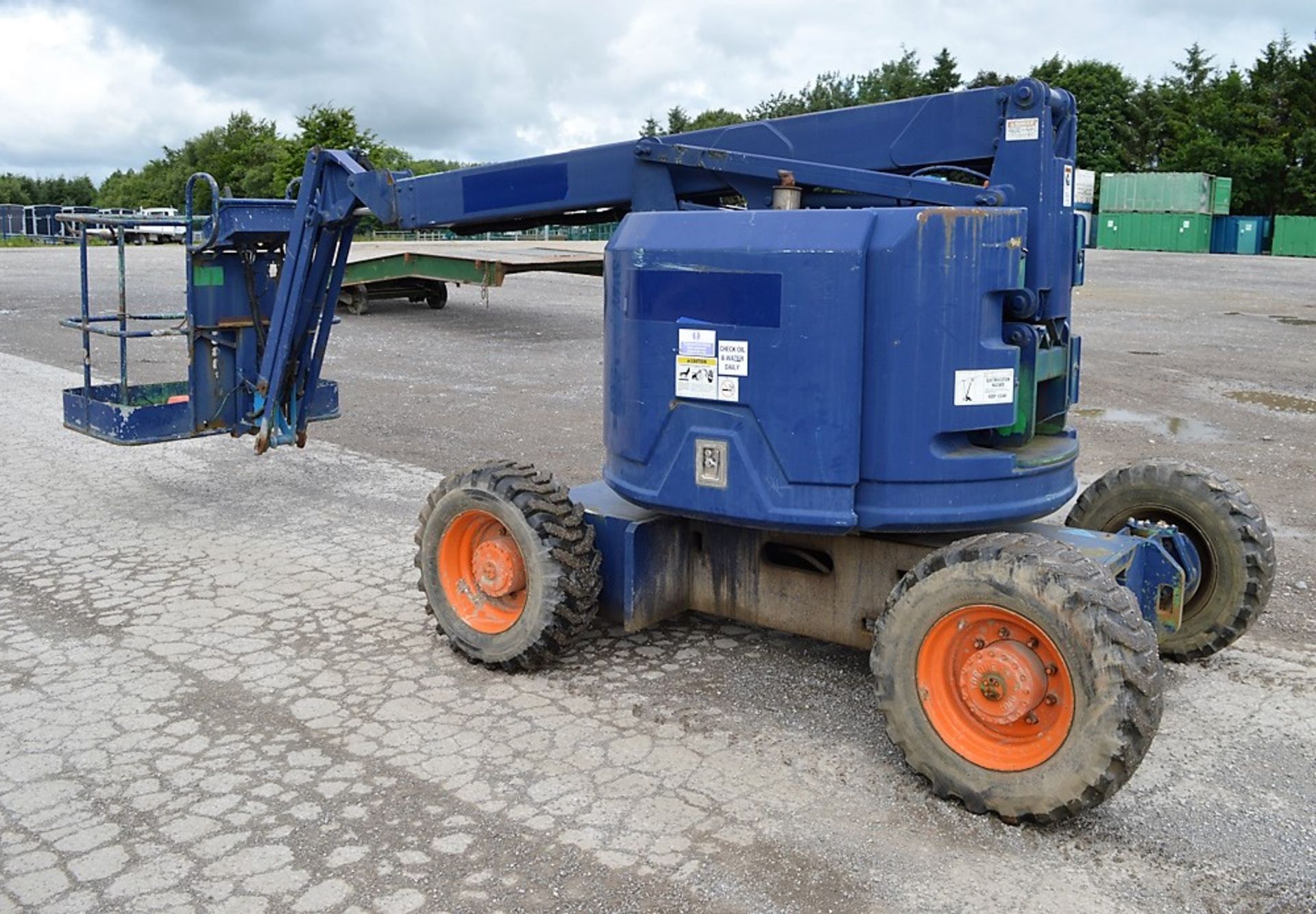 Genie Z-34/22 34 ft diesel/battery electric articulated boom access platform Year: 2000 S/N: 34- - Image 3 of 11