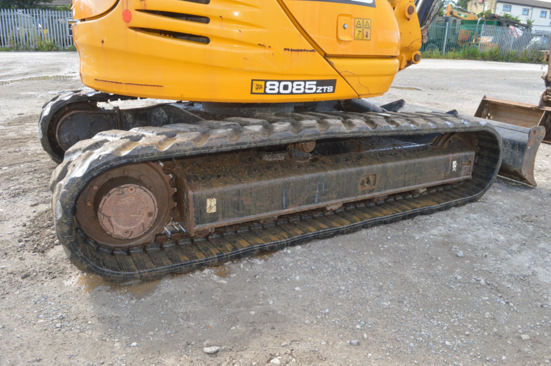 JCB 8085 ZTS 8.5 tonne zero tail swing rubber tracked midi excavator Year: 2011 S/N: 1072156 - Image 8 of 11
