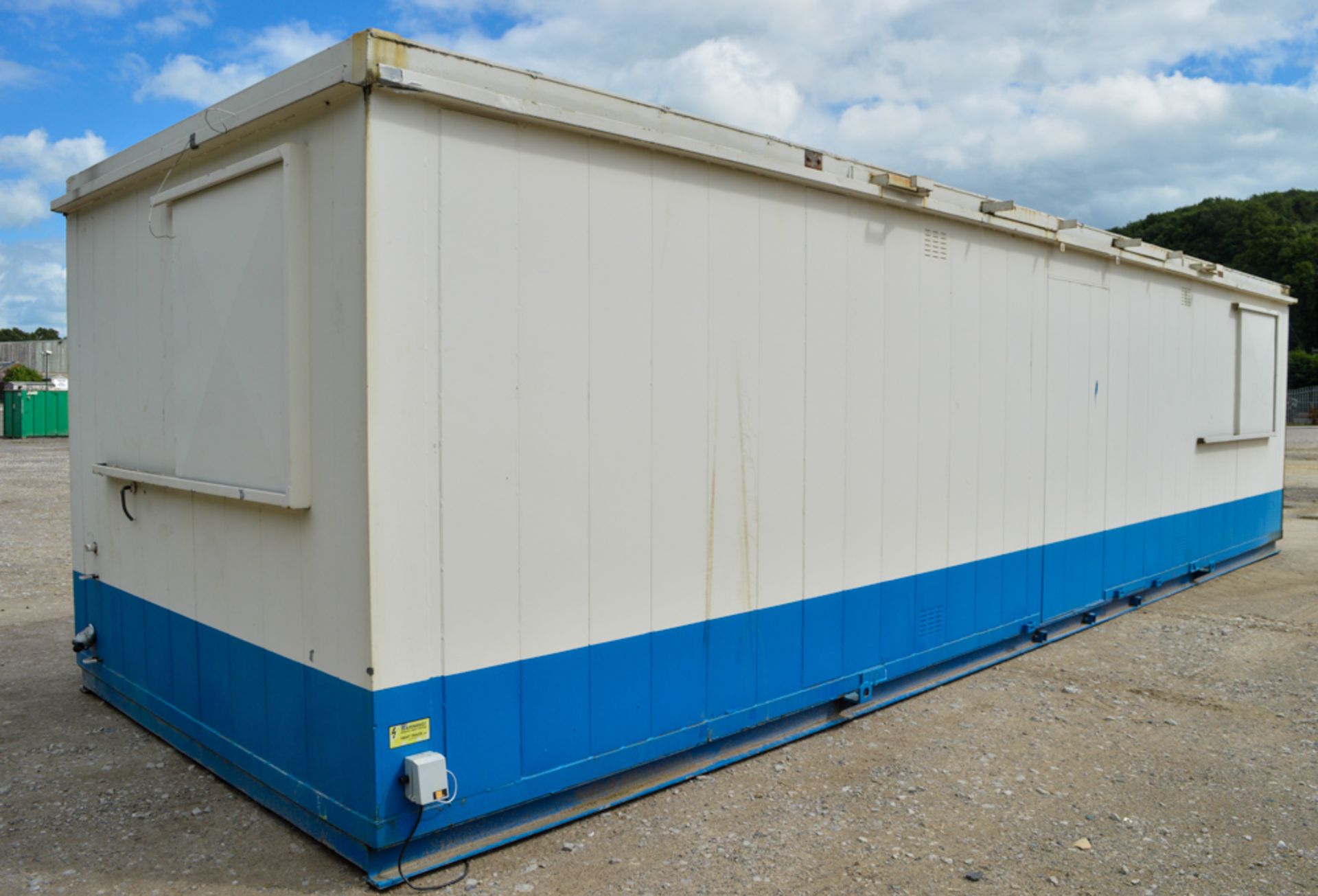 32 ft x 10 ft steel anti vandal site office unit c/w keys - Image 3 of 6