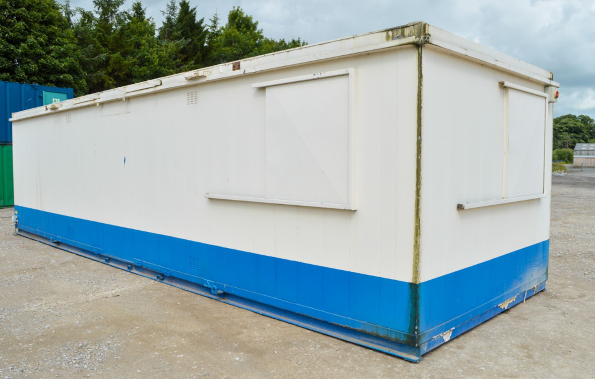 32 ft x 10 ft steel anti vandal site office unit c/w keys - Image 4 of 6