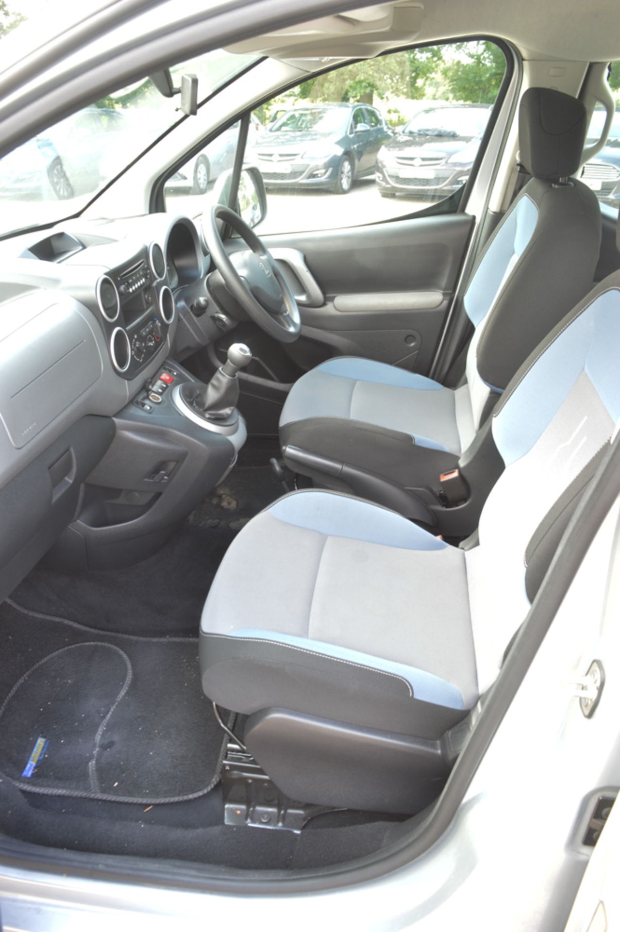 Peugeot Premier RS Blue HDI S/S 5 seat wheelchair access MPV Registration number: SF16 GGK  Date - Image 9 of 10