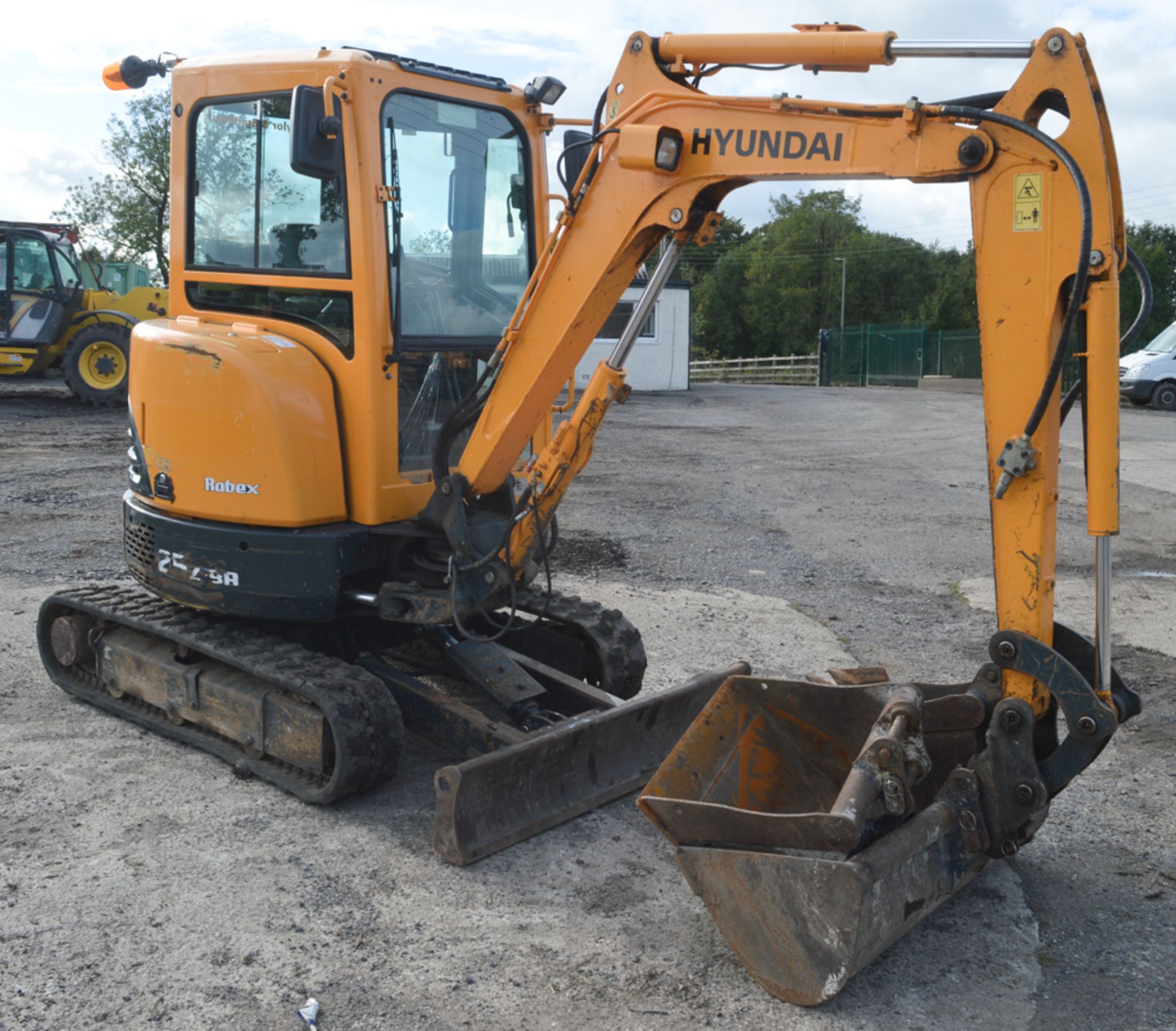 Hyundai Robex 25z-9A 2.5 tonne rubber tracked mini excavator  Year: 2014 S/N: E0000182 Recorded - Image 2 of 13