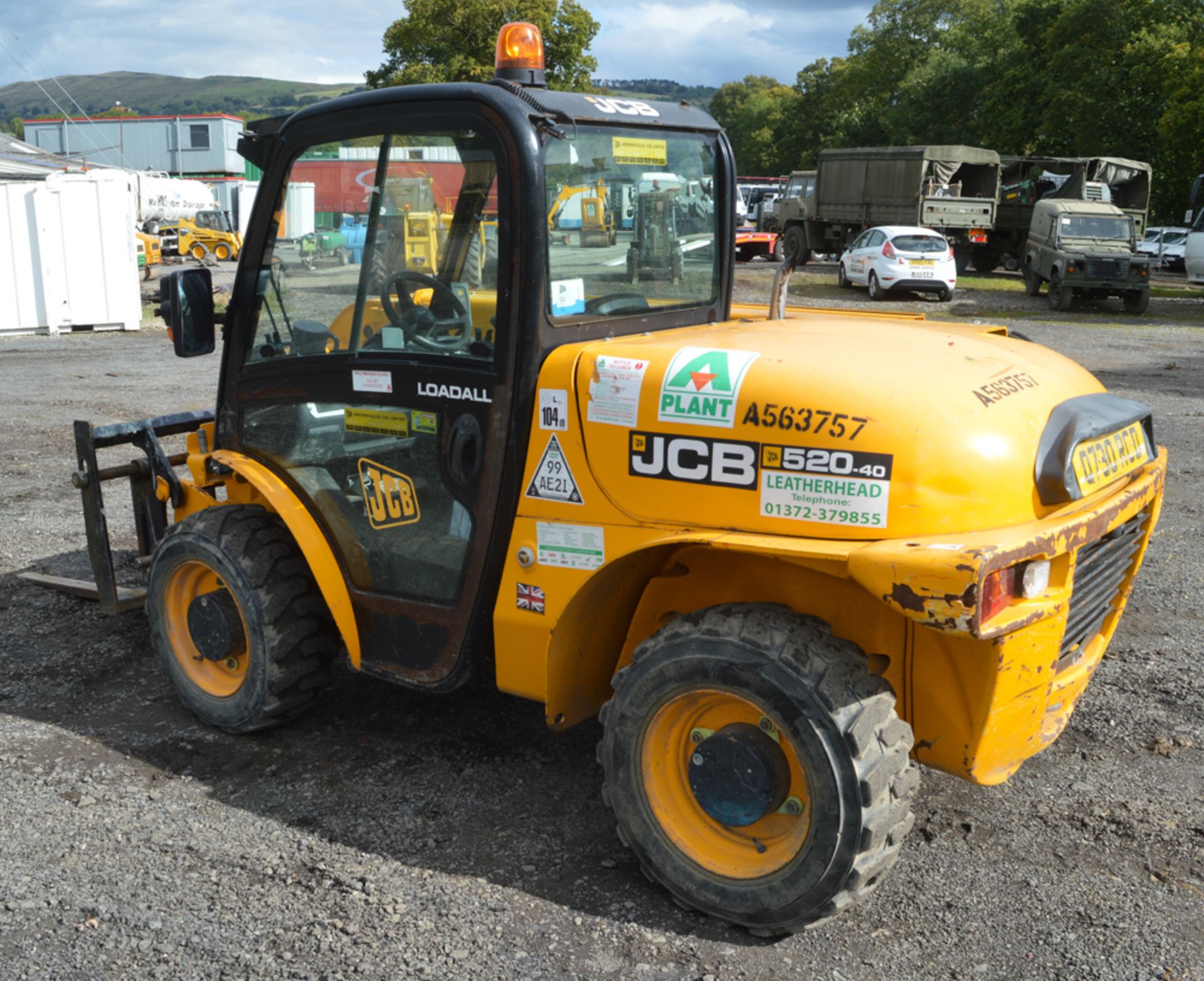 JCB 520-40 4 metre telescopic handler  Year: 2011 S/N: 01781361 Recorded hours: 1847 A563757 - Image 4 of 13