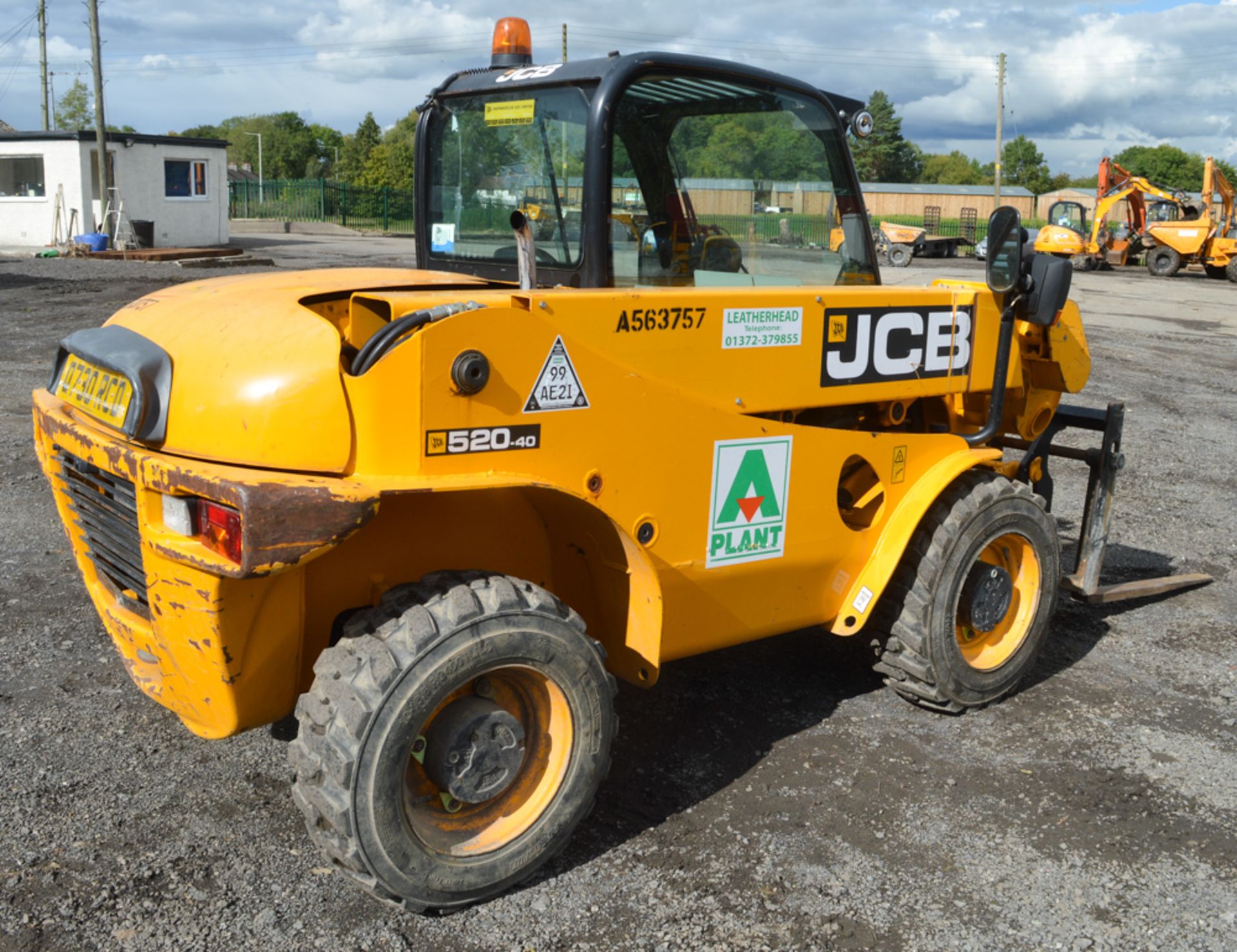 JCB 520-40 4 metre telescopic handler  Year: 2011 S/N: 01781361 Recorded hours: 1847 A563757 - Image 3 of 13