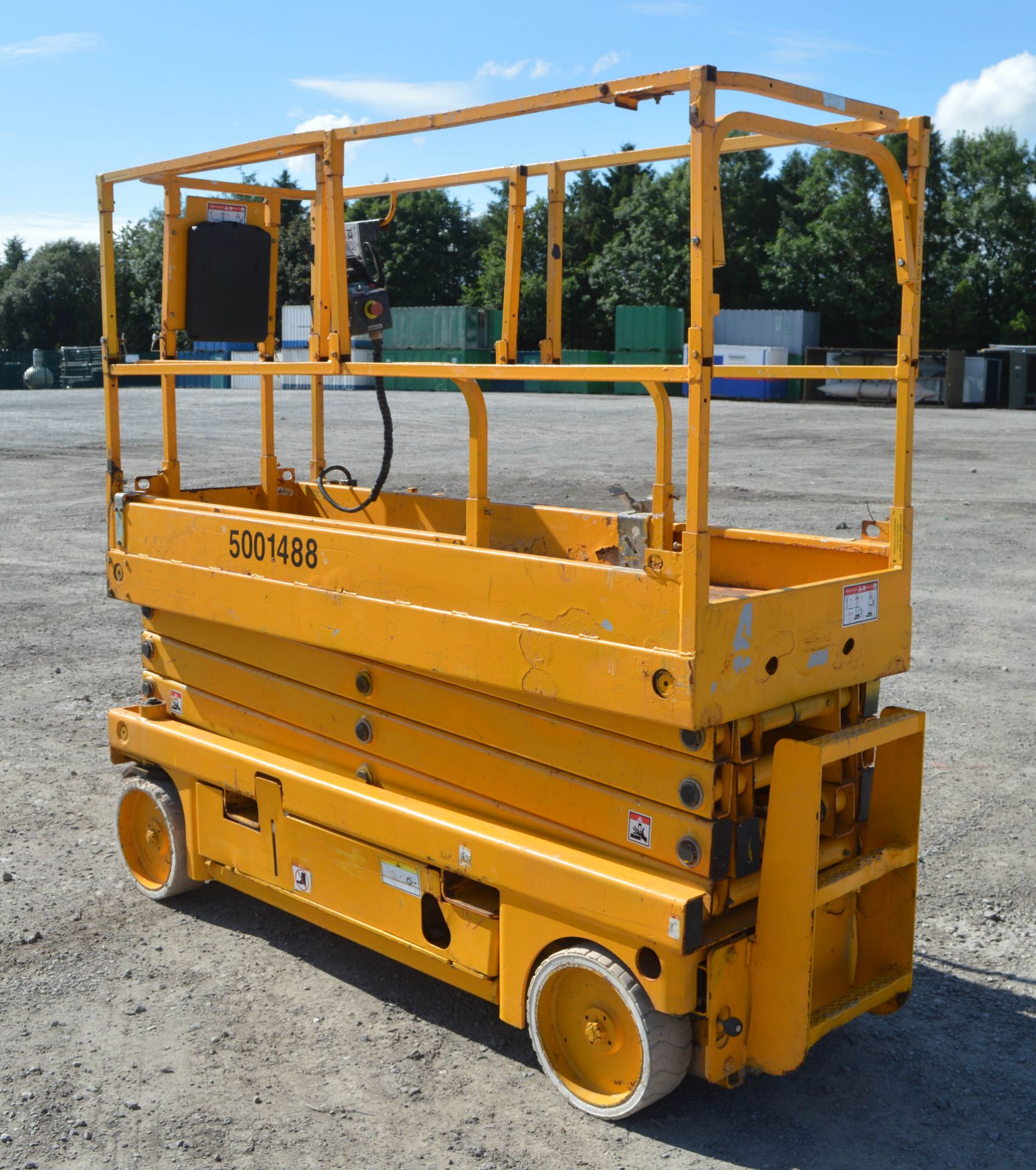 Haulotte Compact 10N battery electric scissor lift access platform  S/N: CE127986 Year: 2007 - Image 2 of 5
