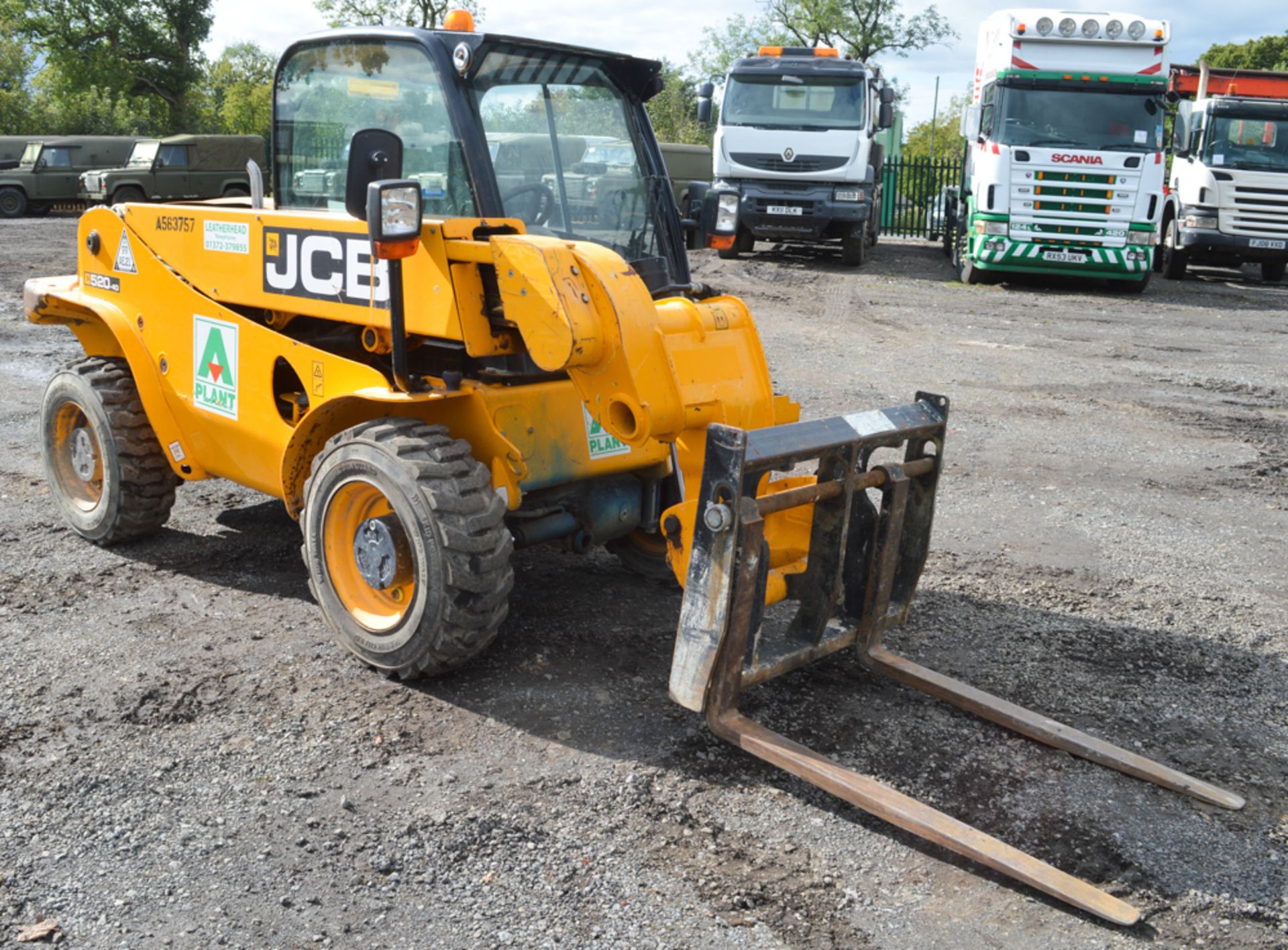 JCB 520-40 4 metre telescopic handler  Year: 2011 S/N: 01781361 Recorded hours: 1847 A563757 - Image 2 of 13