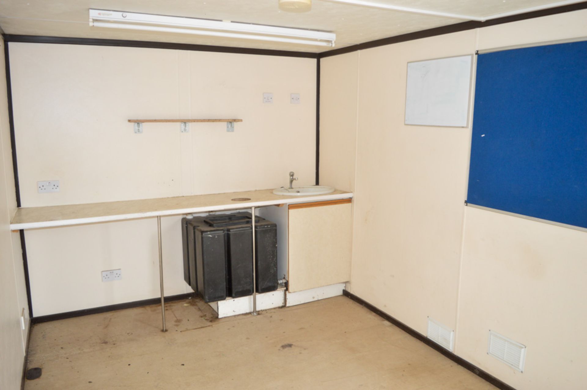 21 ft x 9 ft steel anti vandal site welfare unit Comprising of: canteen area, toilet & generator - Image 11 of 11