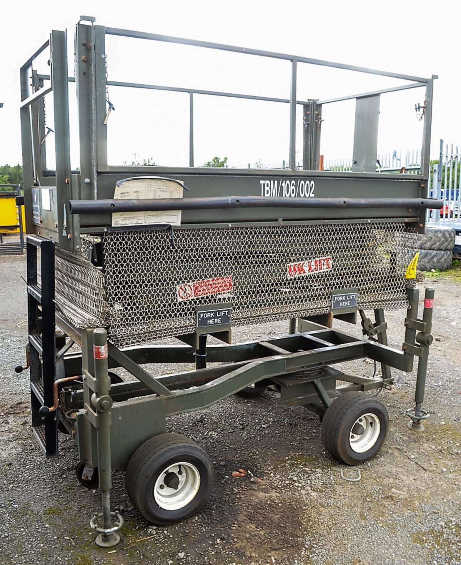 UK Lift manual hydraulic site tow mobile access platform (Ex MOD) - Image 5 of 5