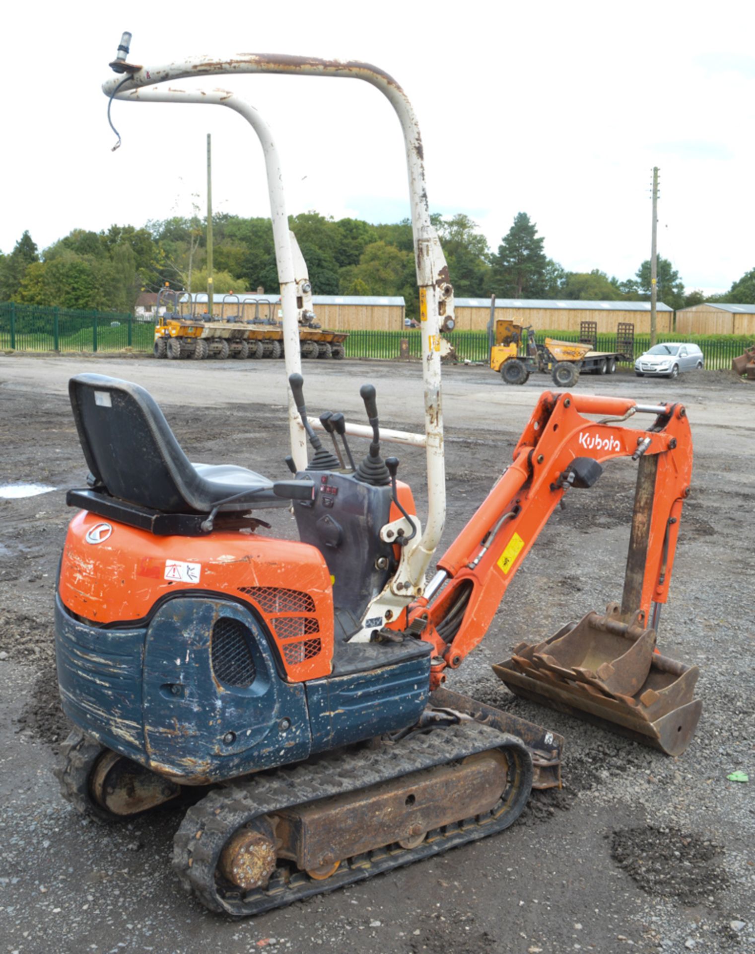 Kubota K008-3 1 tonne rubber tracked micro excavator Year: 2010 S/N: 20129 Recorded hours : 2363 - Image 2 of 11