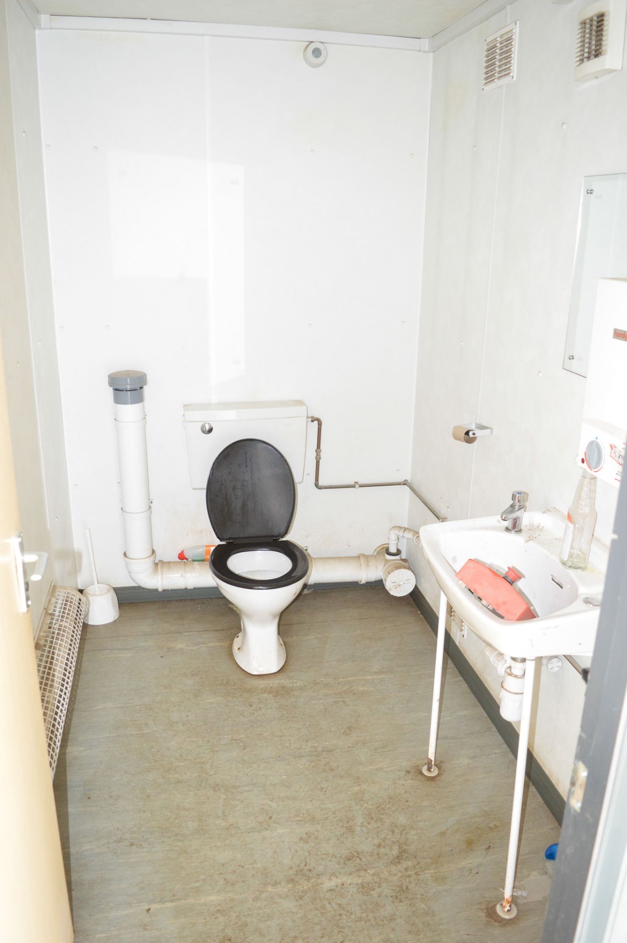 32 ft x 9 ft anti vandal steel toilet & drying room site unit comprising of drying room, gents & - Image 10 of 10