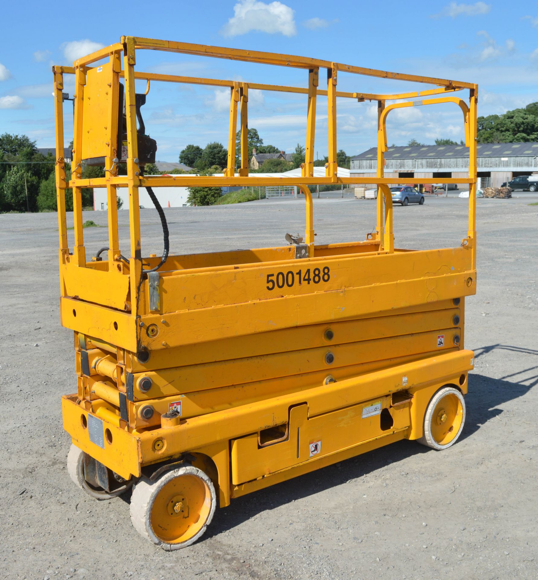 Haulotte Compact 10N battery electric scissor lift access platform  S/N: CE127986 Year: 2007