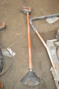 Pneumatic soil pick A585078