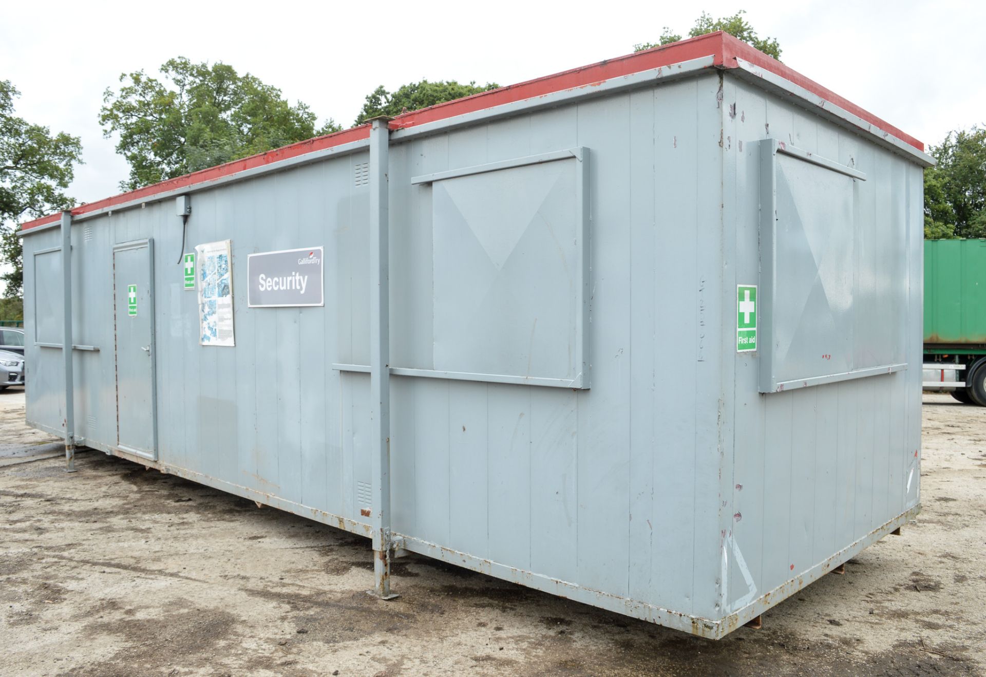 32 ft x 10 ft steel anti vandal jack leg site office unit cpmprising of: 2 offices, kitchen & toilet - Image 3 of 12