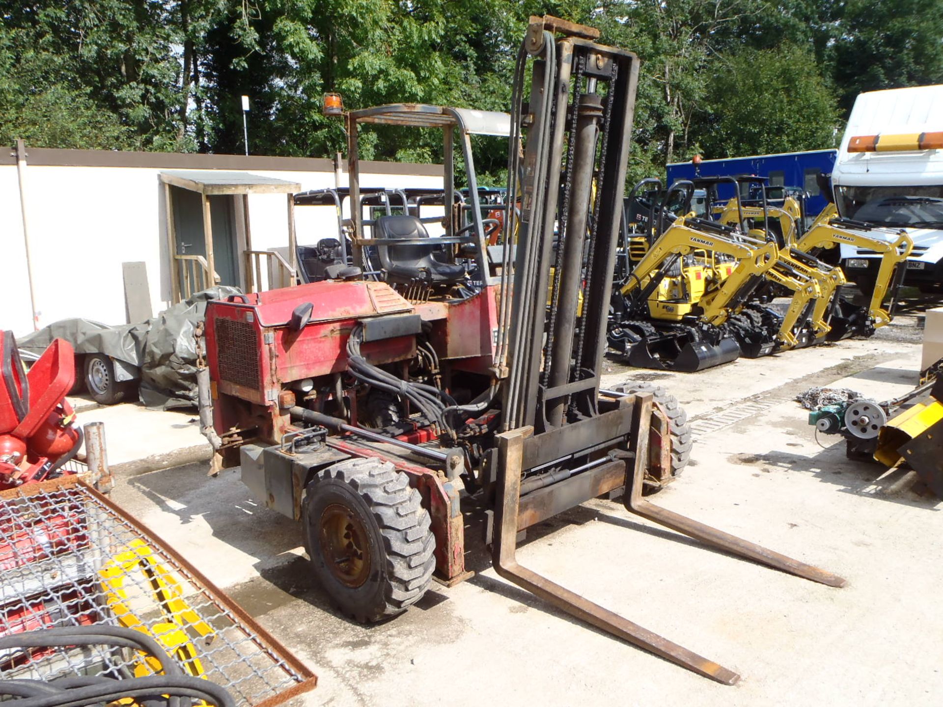 Moffett M5 20.3 2 tonne diesel truck mounted fork lift truck Year: 2005 S/N: E490345 Recorded Hours: - Image 2 of 9