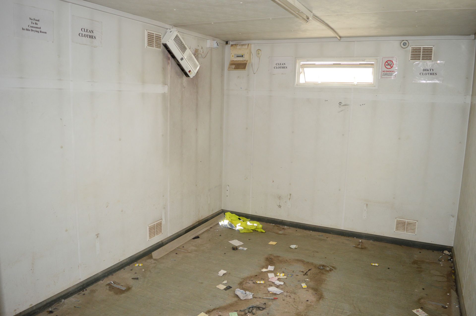 32 ft x 9 ft anti vandal steel toilet & drying room site unit comprising of drying room, gents & - Image 6 of 10