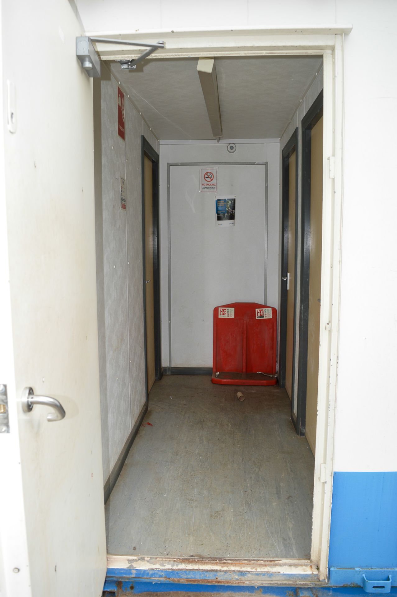 32 ft x 9 ft anti vandal steel toilet & drying room site unit comprising of drying room, gents & - Image 5 of 10